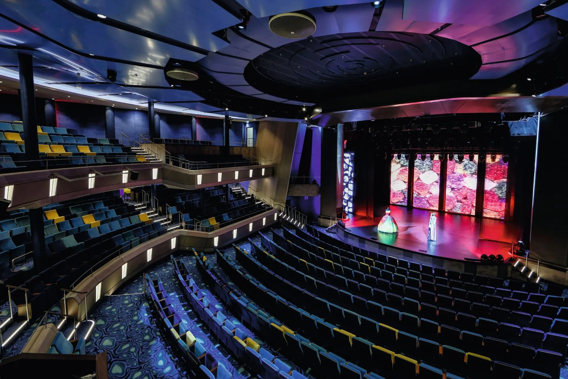 Theater aan boord van TUI Cruises Mein Schiff met ruime zitplaatsen en modern podium voor shows en live‑entertainment. Entertainment is inbegrepen binnen het Premium All Inclusive cruiseconcept van TUI Cruises.
