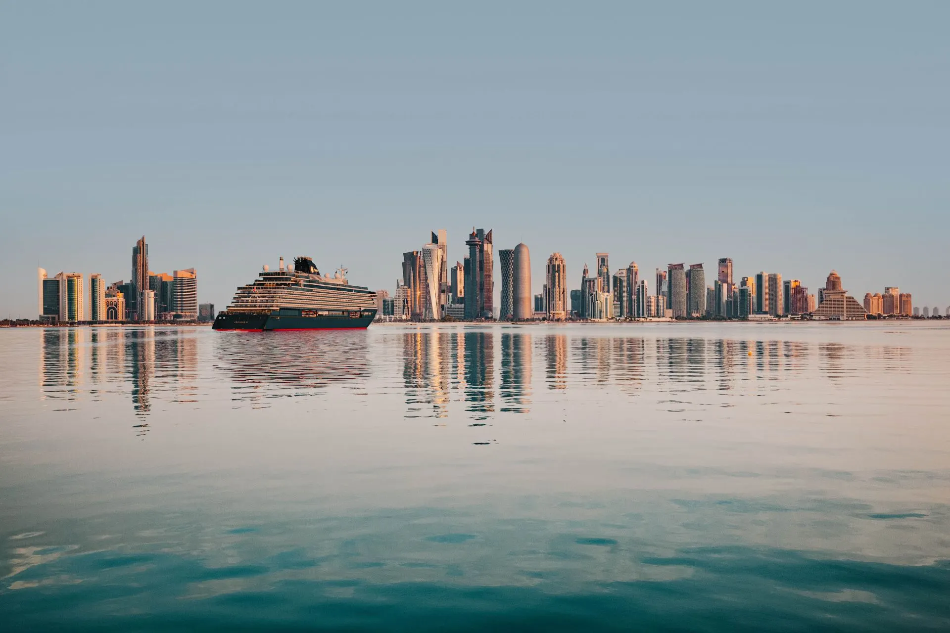 Explora cruise schip voor skyline van Doha tijdens boutique cruise door Arabische Golf.