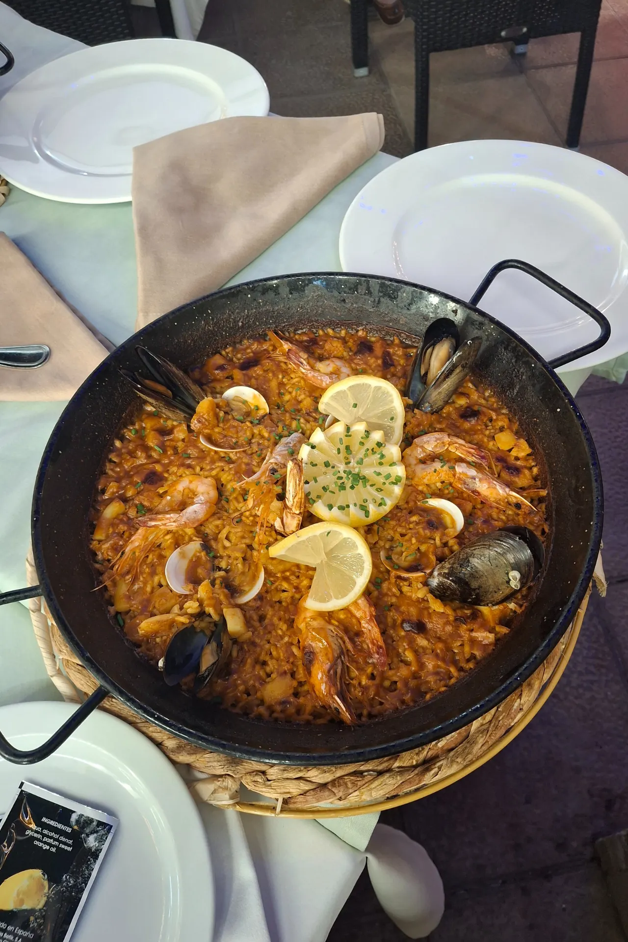 Pan met traditionele paella op Tenerife, gevuld met rijst, zeevruchten en kruiden.