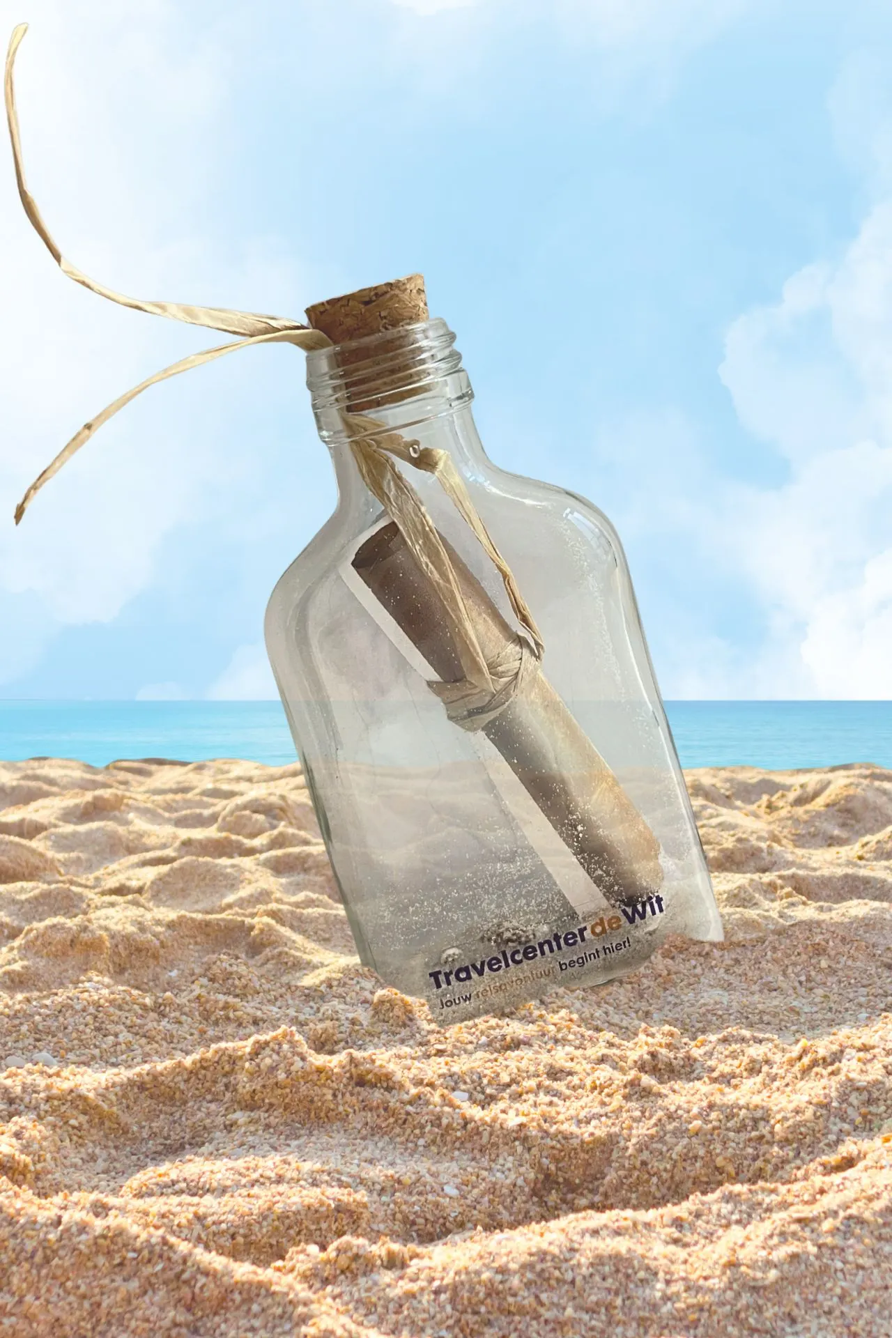 Reischeque van Travelcenter de Wit in een glazen fles op een zonnig zandstrand, met op de achtergrond de zee en een heldere blauwe lucht. De afbeelding symboliseert het geven van een vakantie cadeau en is geschikt voor een pagina over een reischeque, cadeaubon voor een reis of origineel reiscadeau.