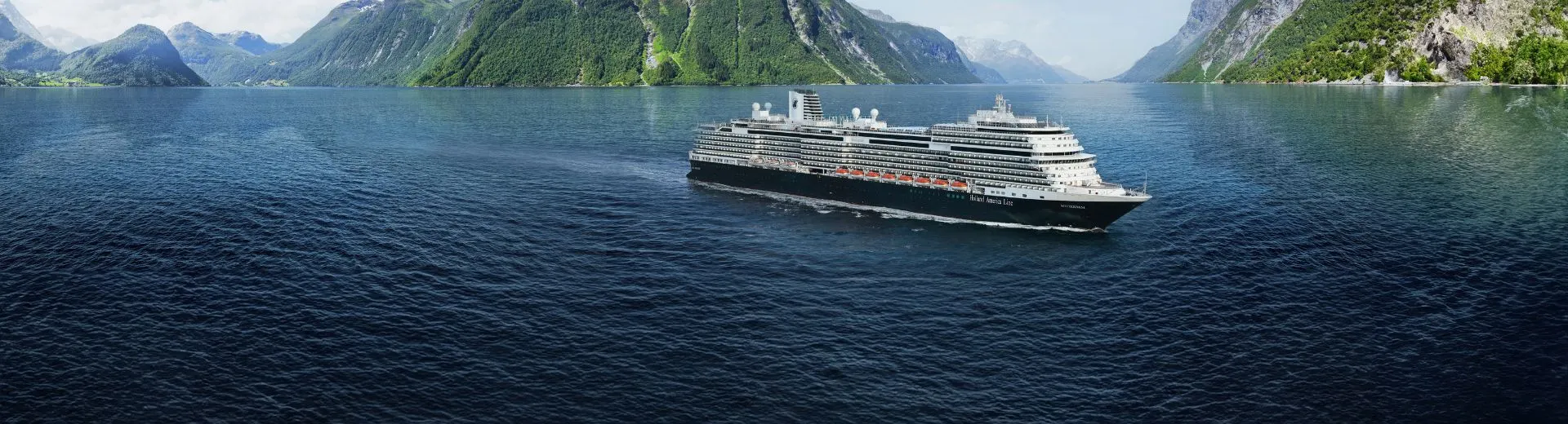 Cruiseschip de Rotterdam van Holland America Line, varend door Noorse Fjorden.