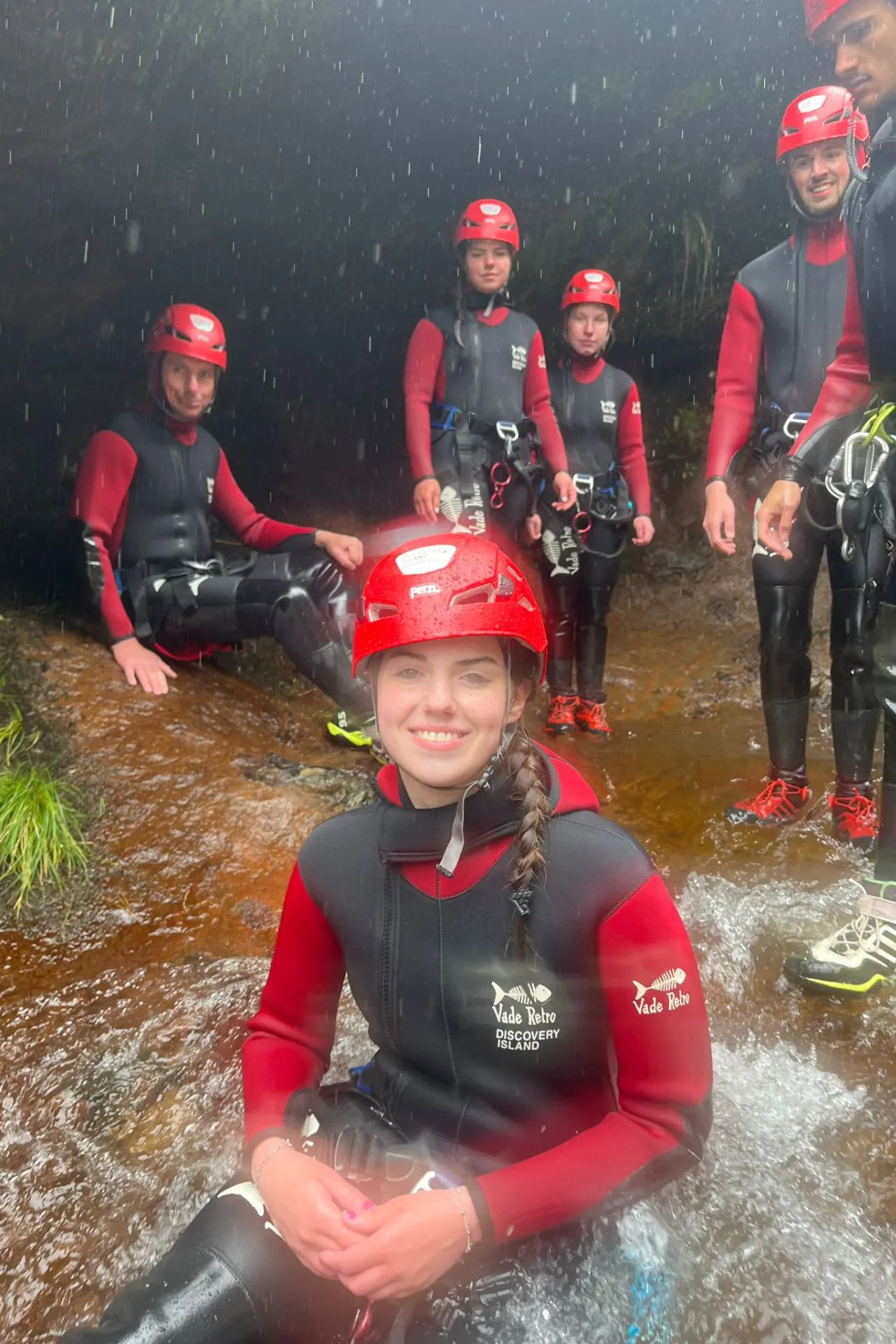 Anouk Kempkens tijdens een canyoning-avontuur op Madeira. Samen met een groep deelnemers staat zij in een bergstroom tussen de groene natuur van het Portugese eiland. Met wetsuit, helm en klimgordel beleeft zij een actieve outdoorervaring vol watervallen, rivieren en spectaculaire landschappen op Madeira.