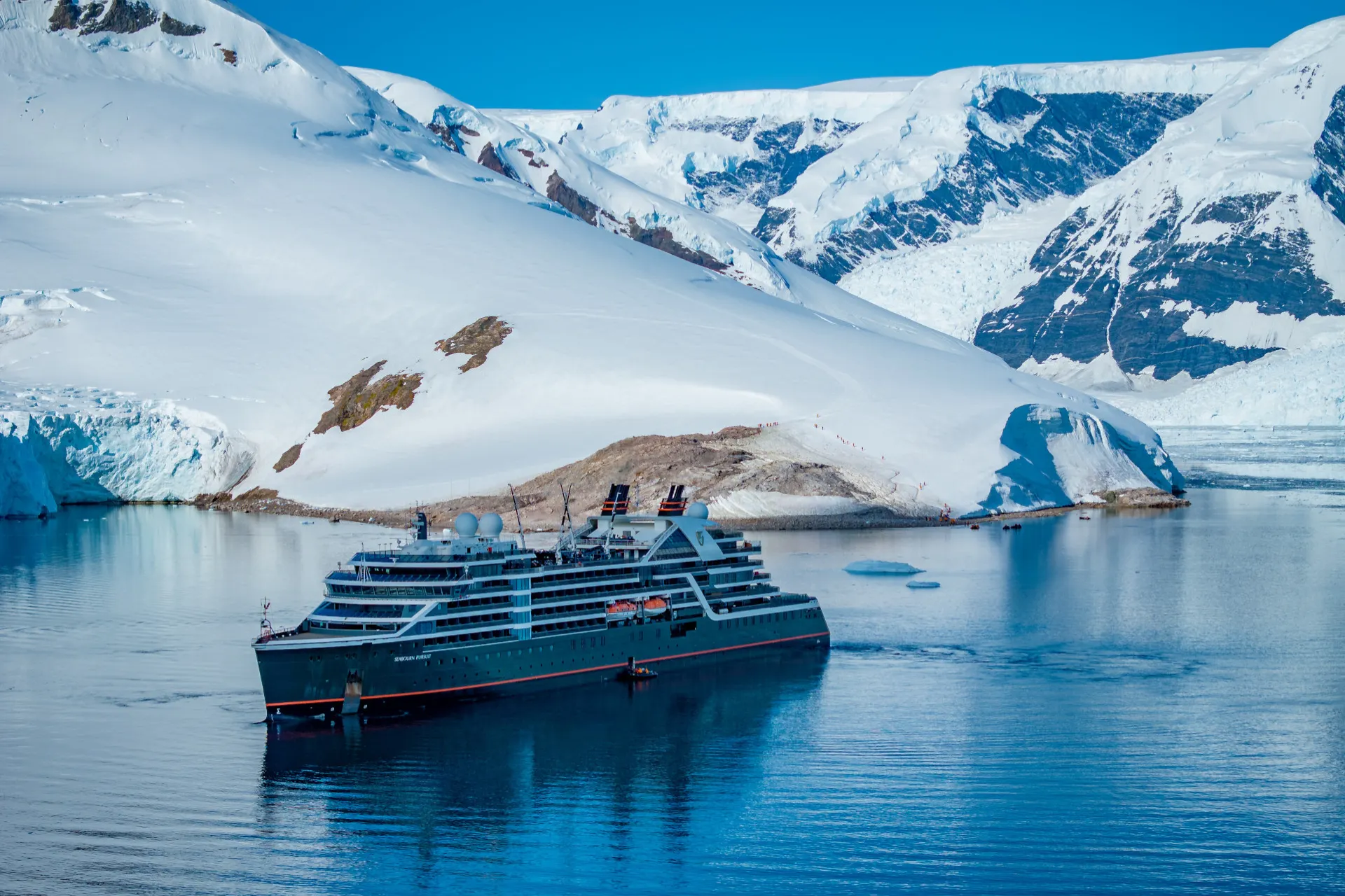 Seabourn schip omgeven door ijs en sneeuw in Antarctica