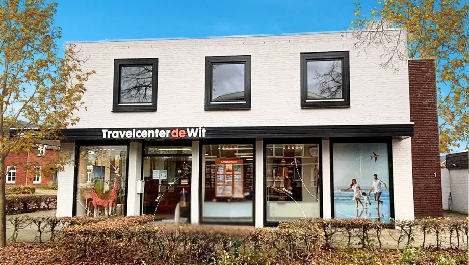 Vestiging filiaal Travelcenter de Wit in Heesch, mooie blauw lucht en foto is gefotografeerd vanaf de voorkant.