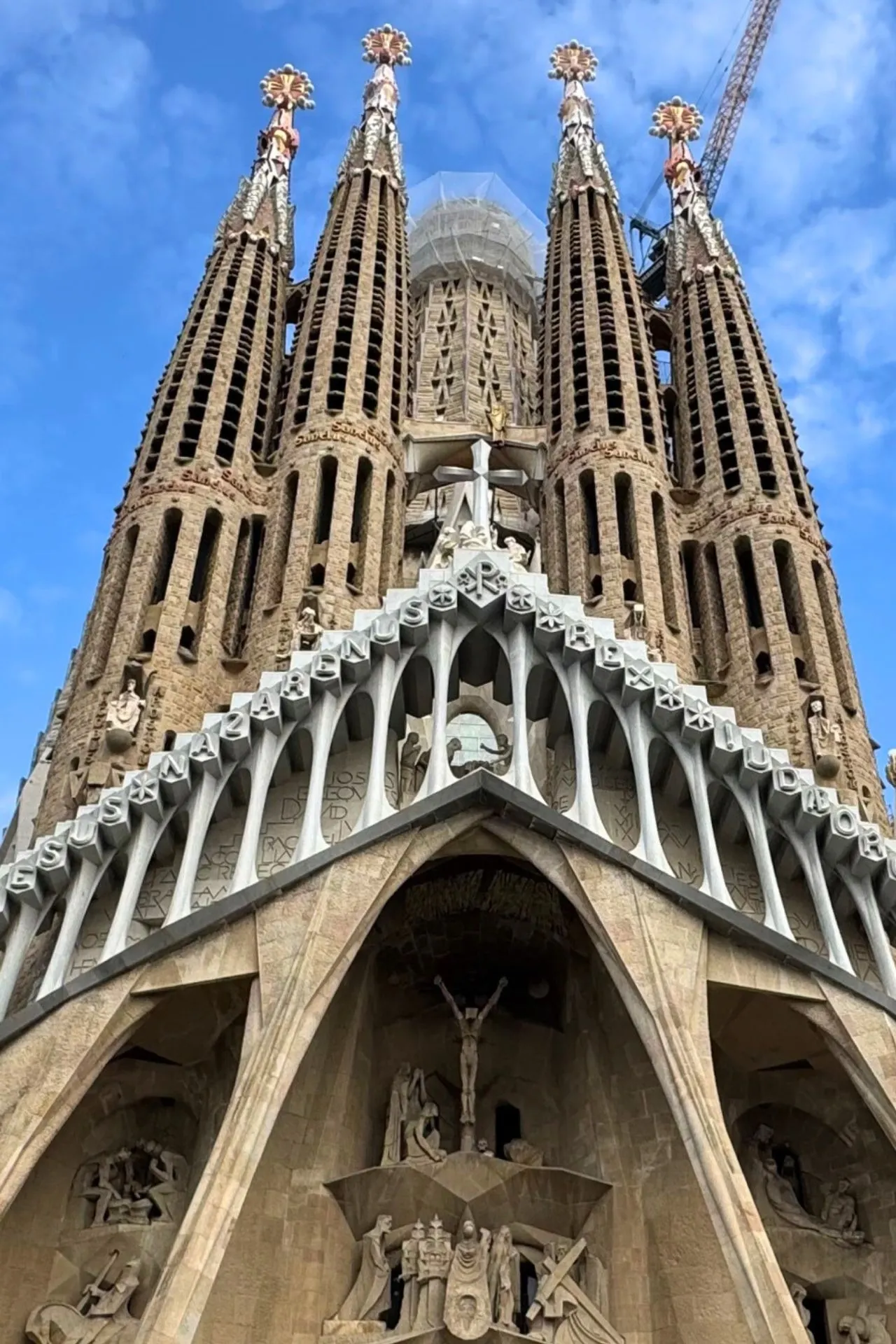 Vooraanzicht van de Sagrada Família in Barcelona, met de indrukwekkende gevel en torens van het iconische meesterwerk van Gaudí.