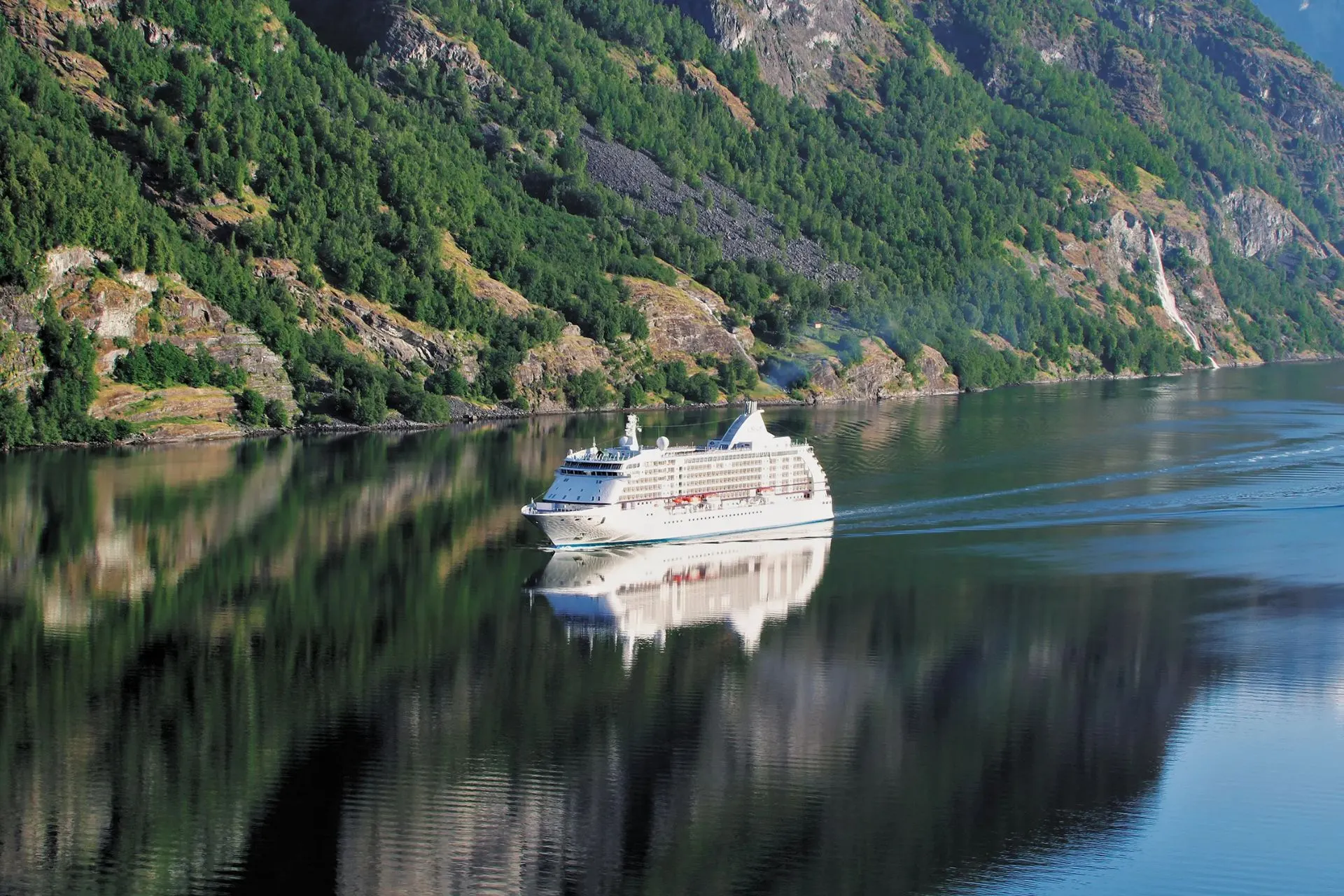 Exterieur van een Regent Seven Seas cruiseschip, ultra‑luxe cruise met uitsluitend suites. De elegante schepen van Regent Seven Seas Cruises zijn ontworpen voor reizigers die luxe als vanzelfsprekend beschouwen. Met uitsluitend ruime suites aan boord en een hoge crew‑tot‑gast‑ratio ervaar je comfort en persoonlijke service op topniveau.