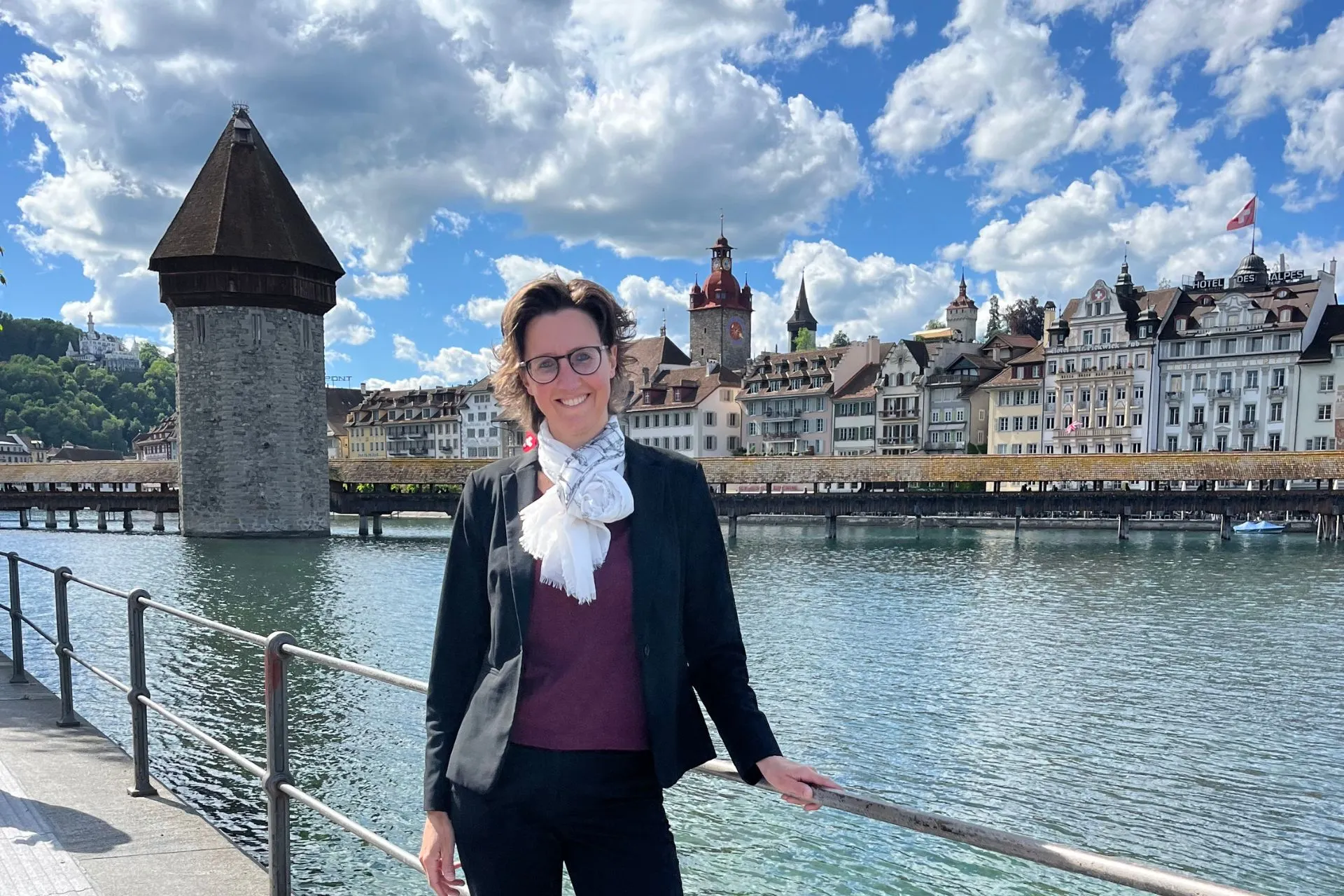Uitzicht op Luzern met de beroemde Kapellbrücke en historische gebouwen langs het water. Deze sfeervolle stad is een hoogtepunt tijdens een treinreis door Zwitserland, waar cultuur, historie en prachtige uitzichten samenkomen.