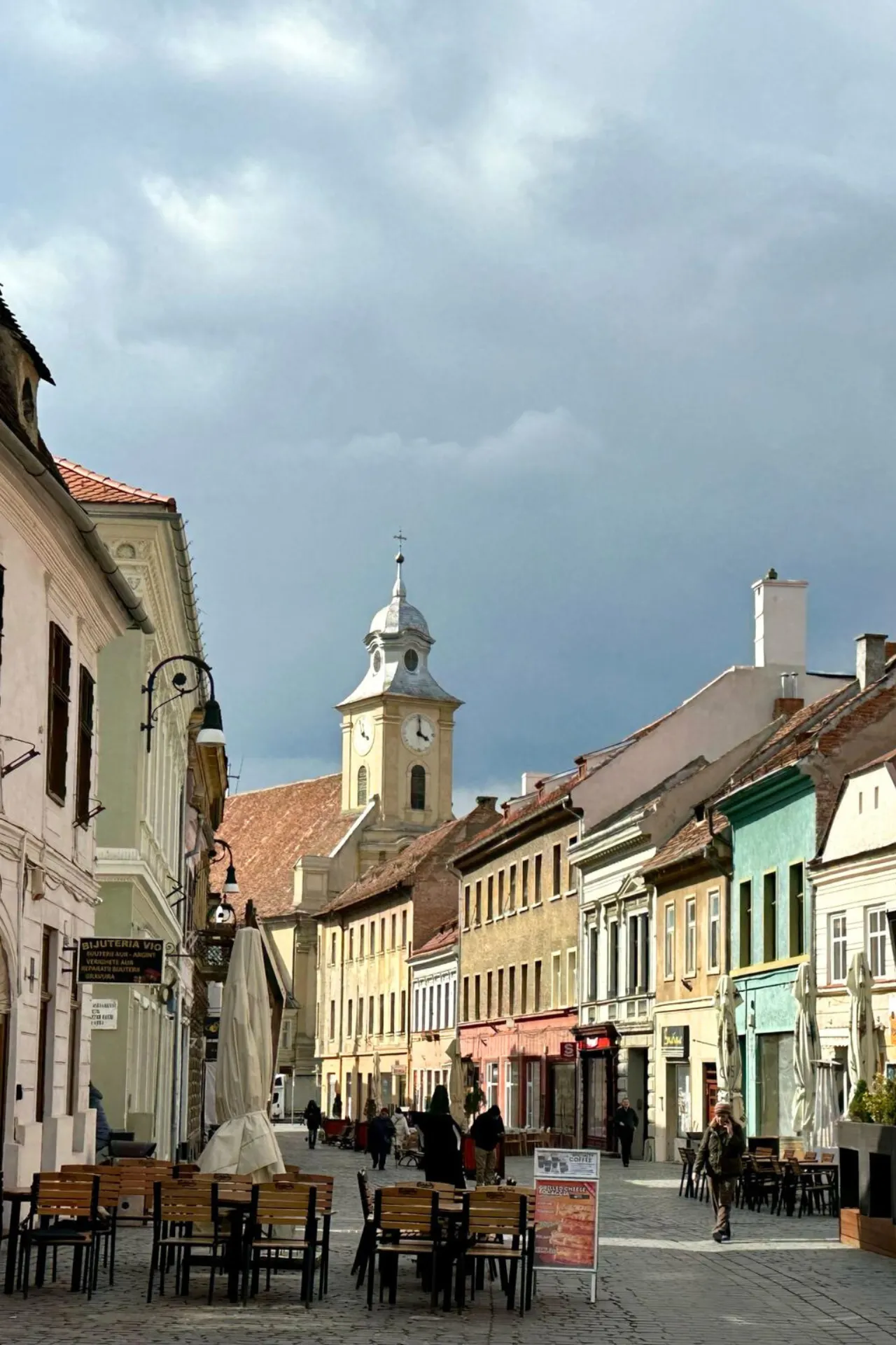 Gezicht op het stadje Brașov met kleurrijke gevels en charmante historische gebouwen.