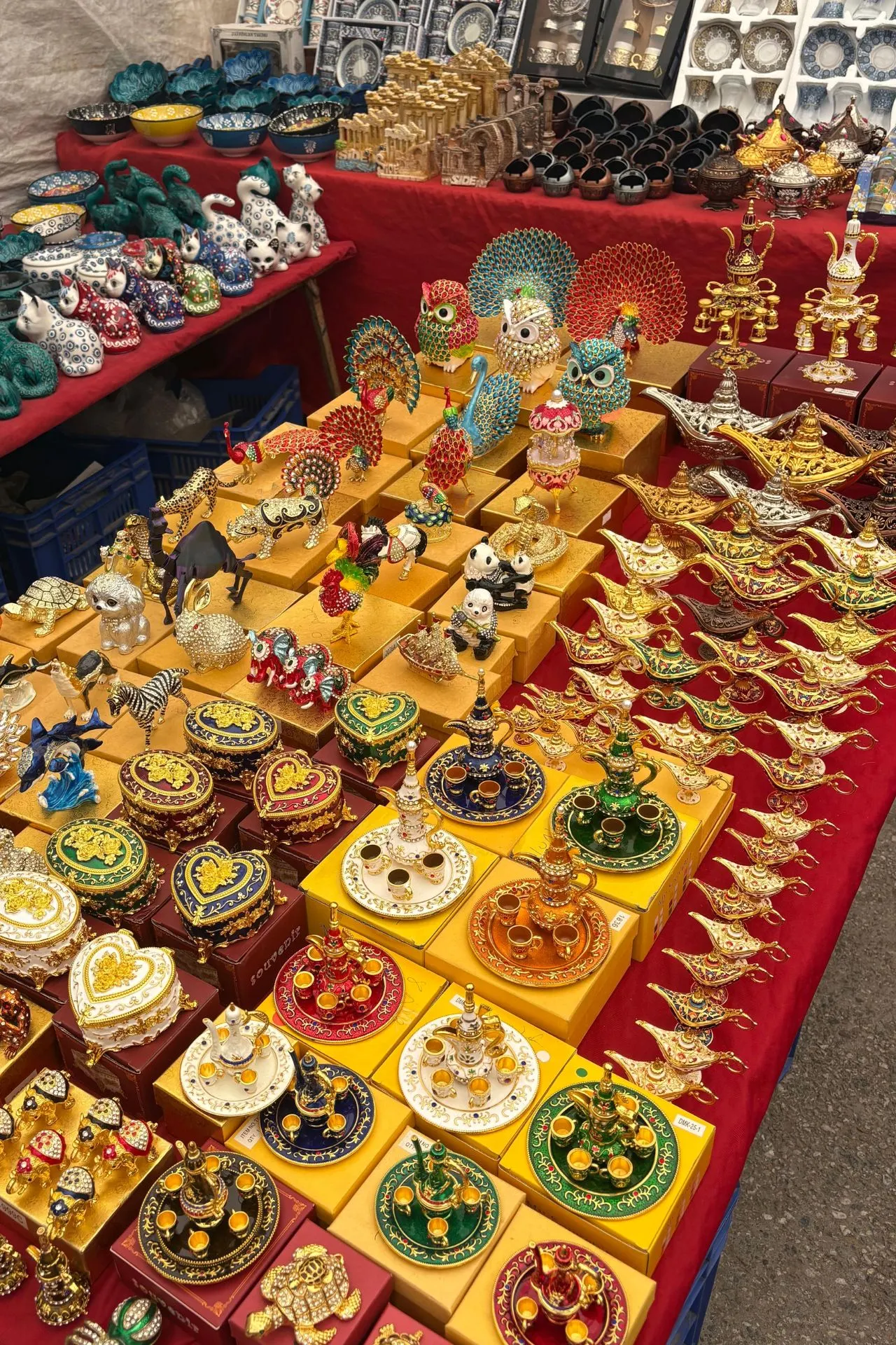 Winkel in Side met handgemaakte dromenvangers, wanddecoraties, keramiek en kleurrijke souvenirs. De authentieke stenen gevel en ambachtelijke producten weerspiegelen de lokale sfeer van deze populaire badplaats. Ideaal voor wie op zoek is naar een bijzondere herinnering aan een vakantie in Turkije.
