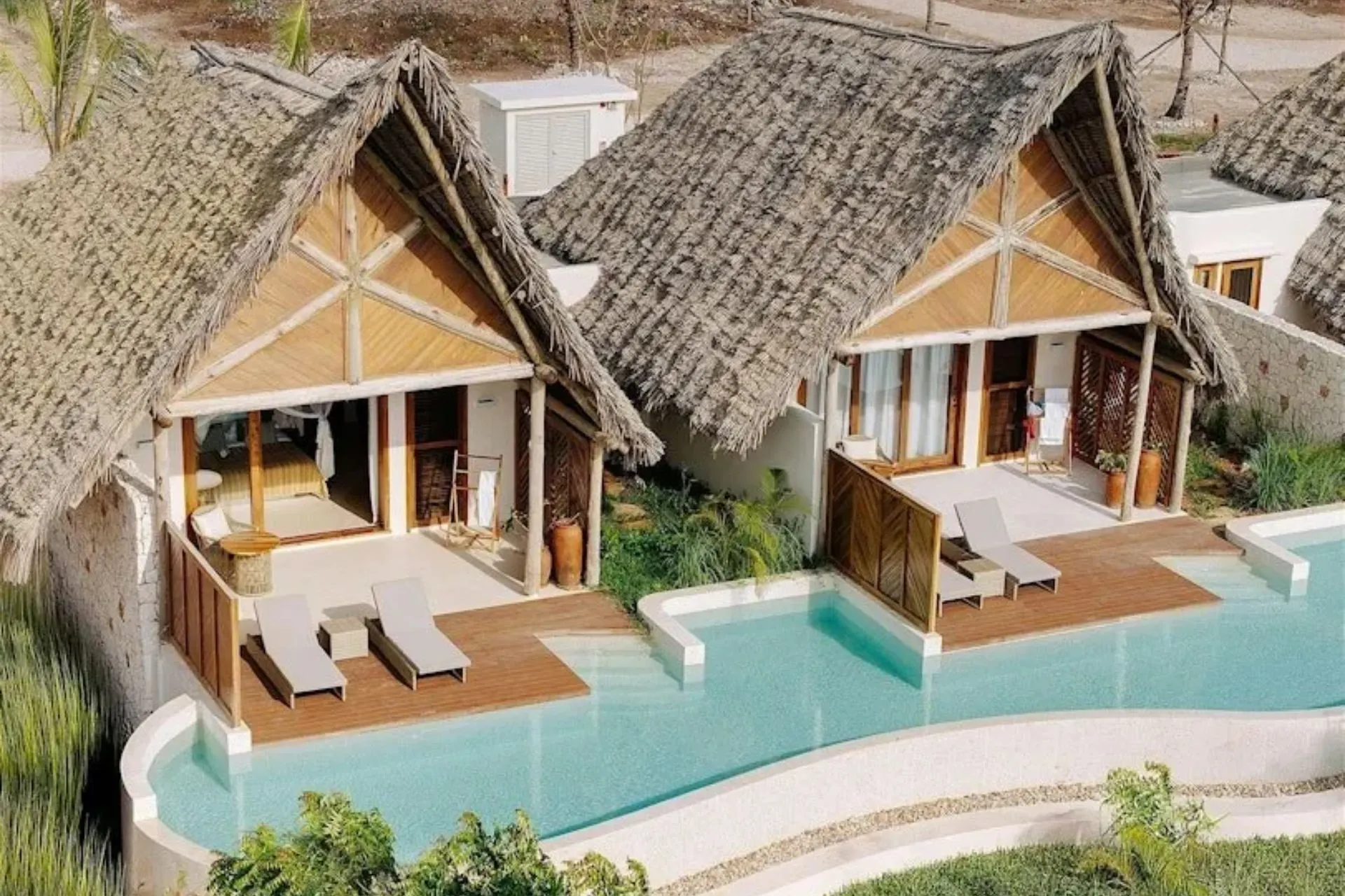 Luxe villa's van Matemwe Attitude op Zanzibar met rieten daken, ruime terrassen en directe toegang tot een gedeeld zwembad. Het adults only resort ligt in een uitgestrekte tropische tuin aan de oostkust van Zanzibar en staat bekend om zijn rustige sfeer, stijlvolle uitstraling en hoogwaardige faciliteiten.