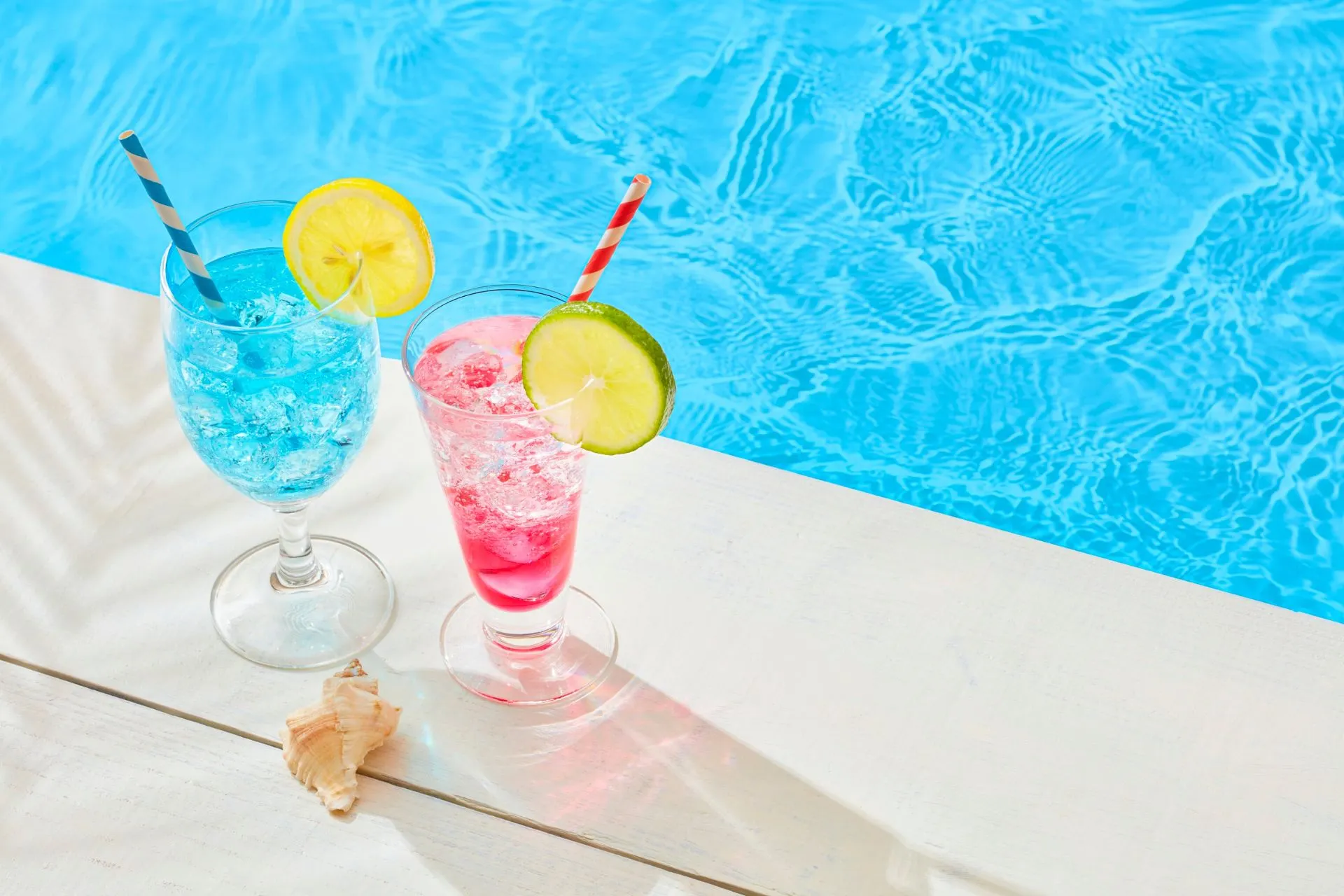 Twee kleurrijke cocktails aan het zwembad – het ultieme vakantiegevoel tijdens een all-inclusive zomervakantie in 2026 met vroegboekvoordeel. Een verfrissend moment aan het zwembad – dit is wat je krijgt als je slim vroeg boekt voor een all-inclusive vakantie in 2026.