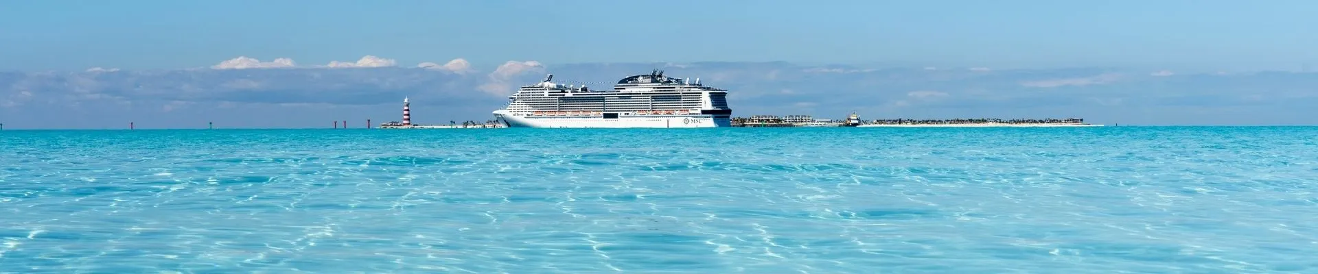 MSC Meraviglia van MSC Cruises vaart door helder turquoise water tijdens een cruisevakantie in de Caraïben
