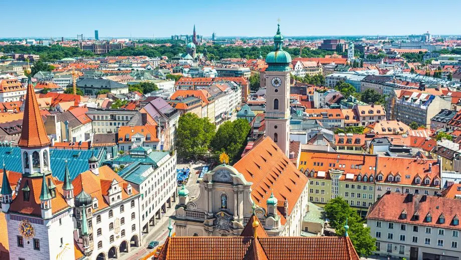 Een prachtig uitzicht over de historische binnenstad van München, met rode daken, torens en levendige straten.