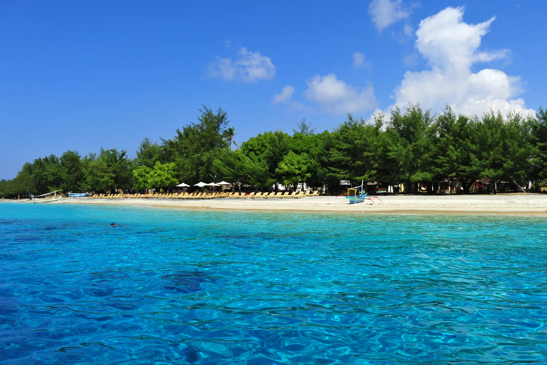 Helder blauw water rondom Gili Air bij Lombok, Indonesië, met een rustige en tropische sfeer.