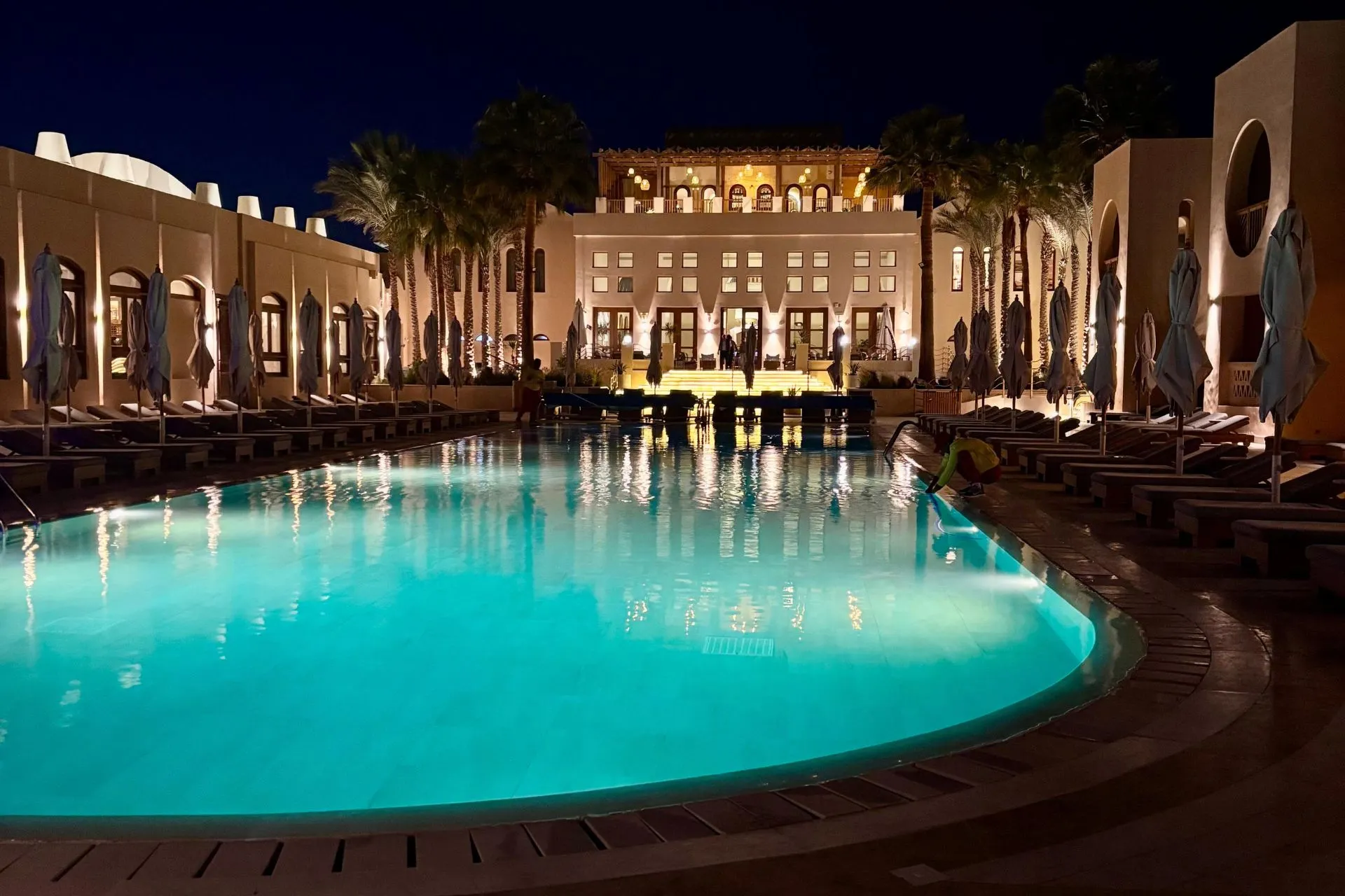 Zwembad van Steigenberger Golf Resort El Gouna in de avond met verlichte gebouwen
