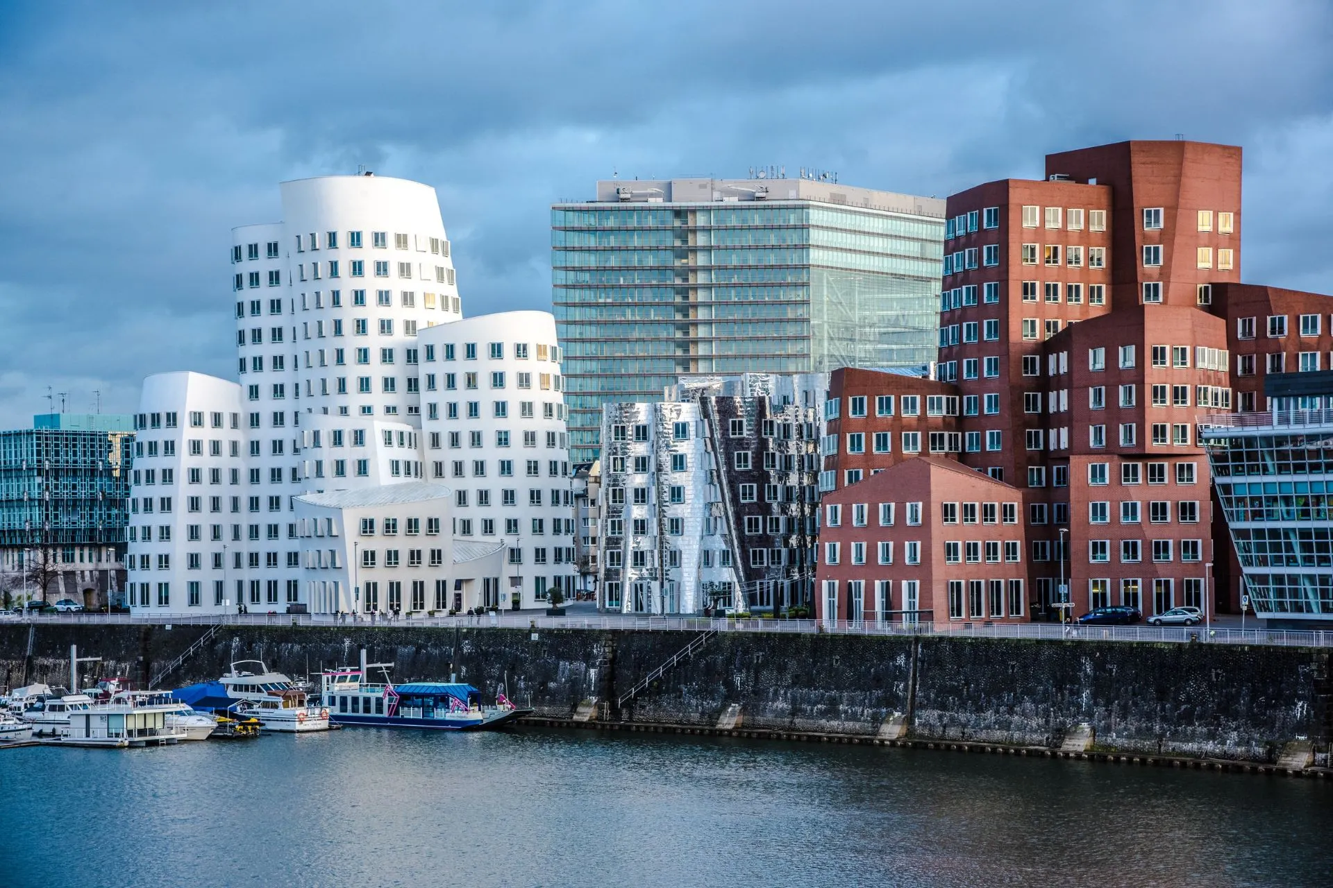 Moderne architectuur in Medienhafen Düsseldorf, met de beroemde Gehry-gebouwen. Perfecte locatie voor een bezoek aan Düsseldorf stad na parkeren bij Düsseldorf Airport. Ideaal voor een combinatie van vliegen vanaf Düsseldorf en een dagje Düsseldorf centrum.