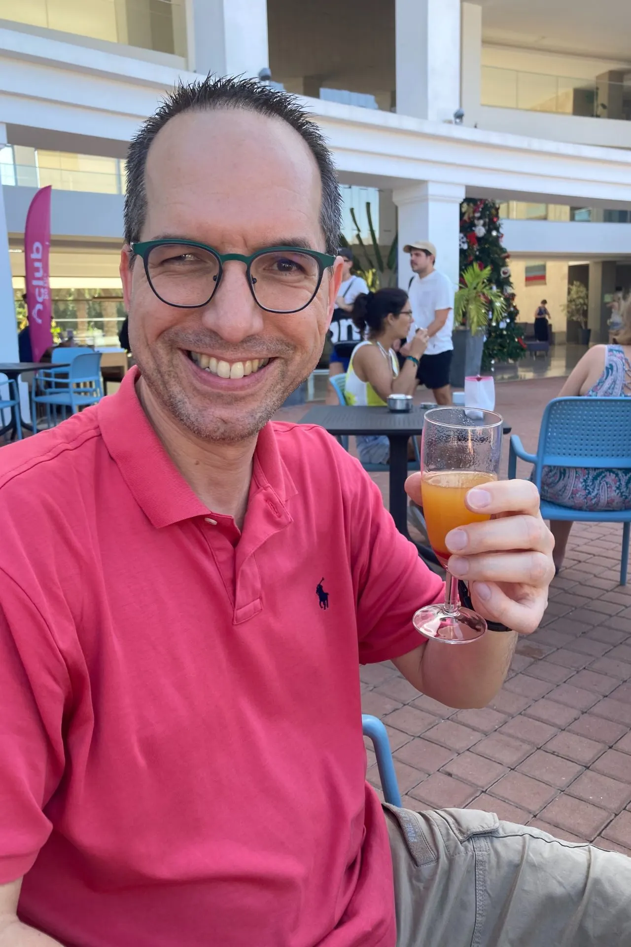 Gezellig terras van een resort op Kaapverdië waar volop wordt genoten van een drankje onder de warme zon, omringd door moderne architectuur en vakantiegangers. Dit beeld past bij een all inclusive Kaapverdië ervaring, waar comfort en ontspanning centraal staan. Voor wie een zonvakantie Kaapverdië zoekt, toont deze omgeving hoe eenvoudig het is om te genieten van het klimaat, horeca en de relaxte levensstijl die zo kenmerkend is voor de Kaapverdische eilanden.