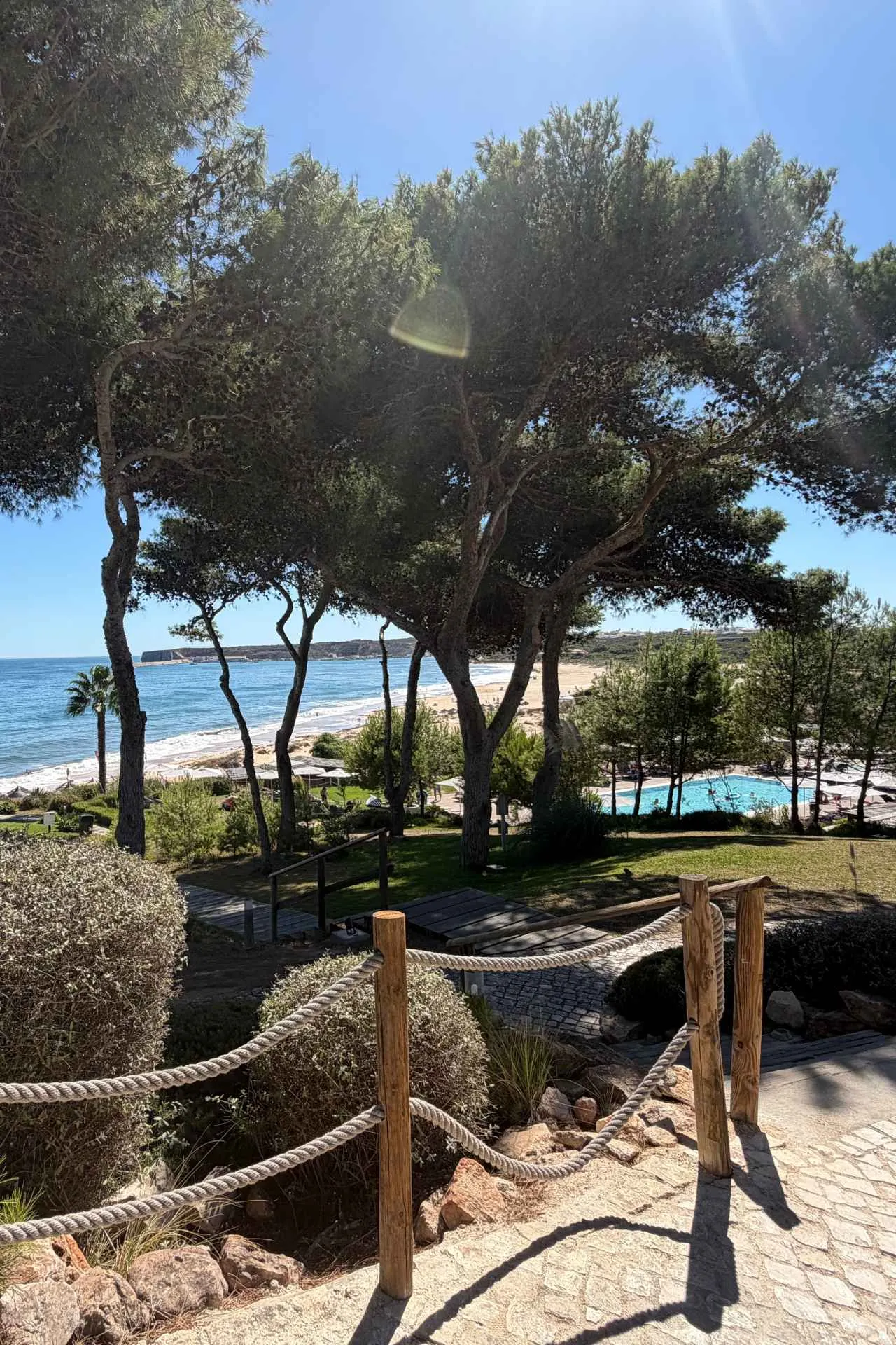Prachtig uitzicht op het strand, de natuur en een resort aan de kust van de Algarve in Portugal.