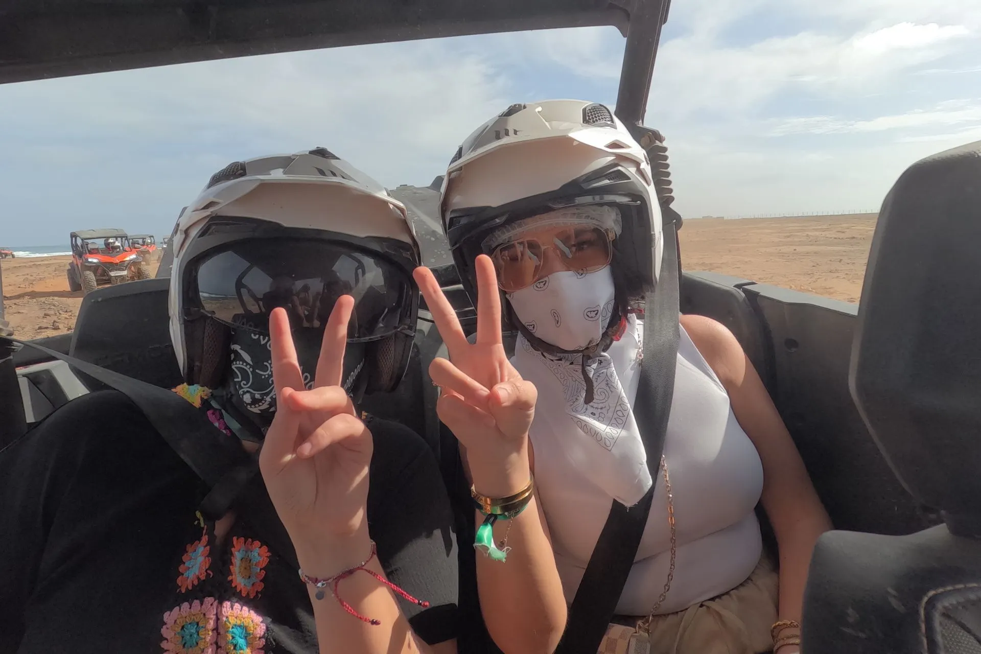 Avontuurlijke excursie op Kaapverdië waarbij reizigers samen in een offroad buggy door het droge, open landschap rijden. Veiligheidshelmen, zandvlaktes en een helderblauwe lucht benadrukken het actieve karakter van deze ervaring. Dit beeld past perfect bij een actieve vakantie Kaapverdië, waar adrenalinerijke activiteiten zoals buggy- en quadtours populair zijn. Voor wie tijdens een vakantie Kaapverdië meer wil doen dan strand, toont dit de ruige en avontuurlijke kant van eiland Sal.