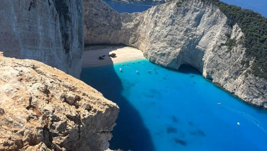 Turquoise water, indrukwekkende kliffen en verborgen strandjes: Zakynthos is een droom voor zon- en natuurliefhebbers. Lees hoe wij het eiland ontdekten met een huurauto, genoten van boottochtjes, schildpadden spotten en afsloten met een wijnproeverij. Perfect voor een vakantie vol avontuur én ontspanning