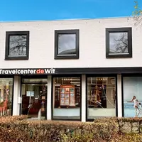 Vestiging filiaal Travelcenter de Wit in Heesch, mooie blauw lucht en foto is gefotografeerd vanaf de voorkant.