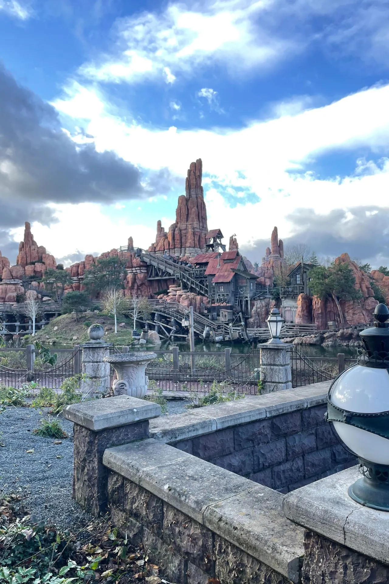 Spectaculair uitzicht op Big Thunder Mountain in Disneyland Park, Disneyland Parijs, met indrukwekkende rode rotsformaties, houten constructies en een mijnbouwthema dat zorgt voor een spannende achtbaanervaring. Deze iconische attractie is een must-see voor avontuurlijke bezoekers die houden van snelheid en Disney-magie.