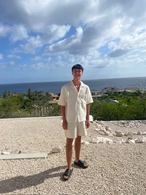 Uitzicht over de kust van Curaçao vanaf een resort met uitzicht op de Caribische Zee.