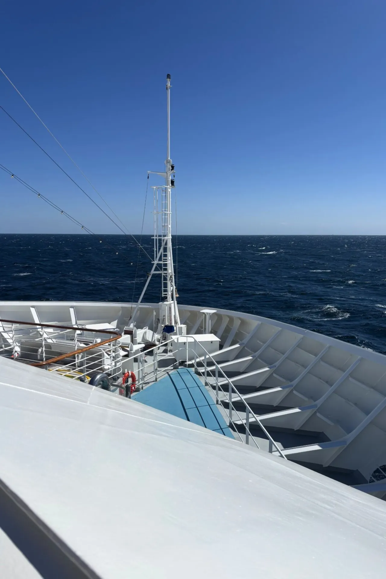Uitzicht op de voorkant van het witte cruiseschip Costa Diadema onder een heldere blauwe lucht.