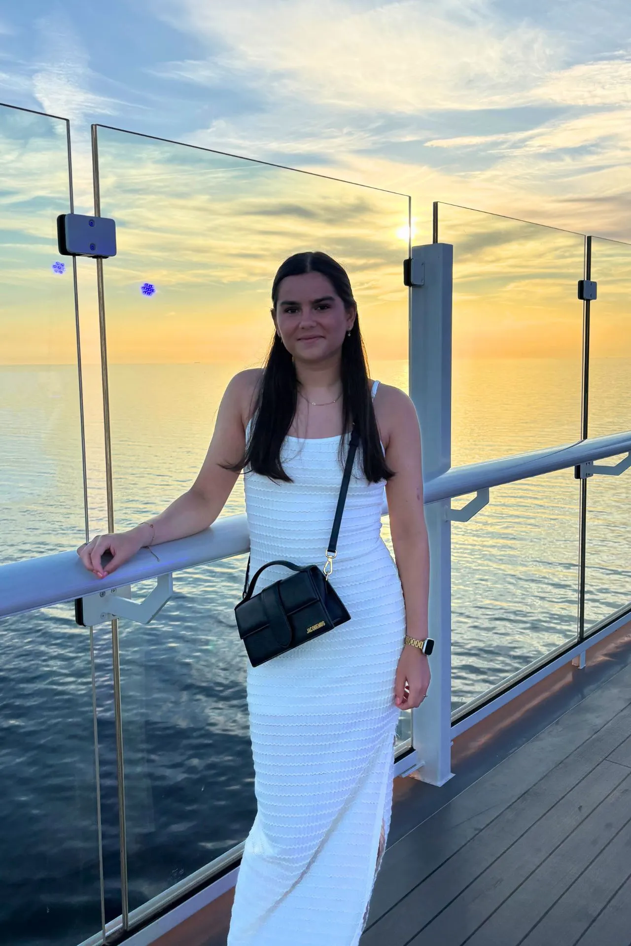 De White Night Party op de Mein Schiff Flow brengt honderden gasten samen voor een avond vol muziek, dans en entertainment onder de sterrenhemel. Op het centrale dek zorgen live-optredens, lichtshows en een feestelijke sfeer voor een van de hoogtepunten van de cruise. Deze populaire thema-avond laat zien hoe gezellig het leven aan boord kan zijn.