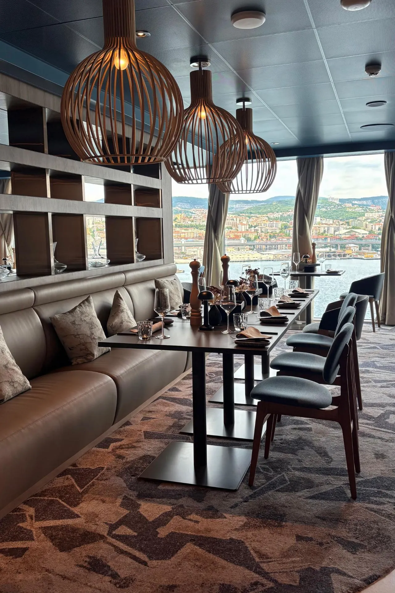 Stijlvol à-la-carterestaurant op de Mein Schiff Flow met moderne inrichting, sfeervolle verlichting en panoramisch uitzicht. Verspreid over het schip bevinden zich meerdere restaurants met ieder een eigen concept en ambiance. Gasten kunnen hier in alle rust genieten van een uitgebreid diner tijdens hun cruise.