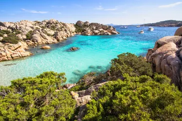 Sardinië heldere zee met groen