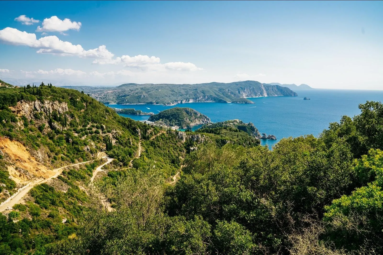 Bergen en de weg door Paxos