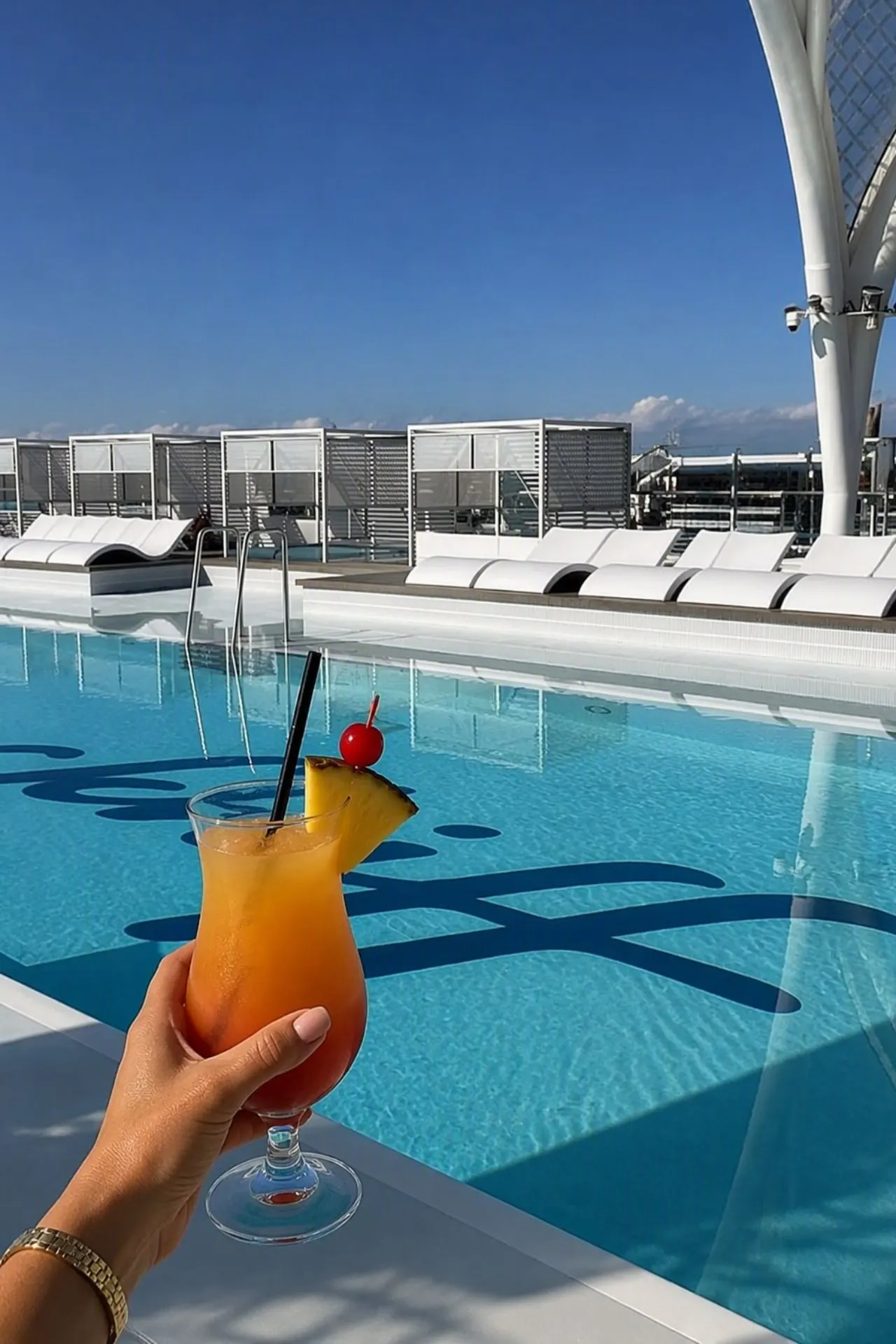 Een tropische cocktail aan het zwembad van de Mein Schiff Flow laat de ontspannen sfeer aan boord perfect zien. Gasten kunnen genieten van een drankje terwijl ze uitkijken over het zonnedek en de Middellandse Zee. Dankzij de vele bars, zwembaden en lounges biedt het schip volop mogelijkheden om te ontspannen tijdens een cruise.