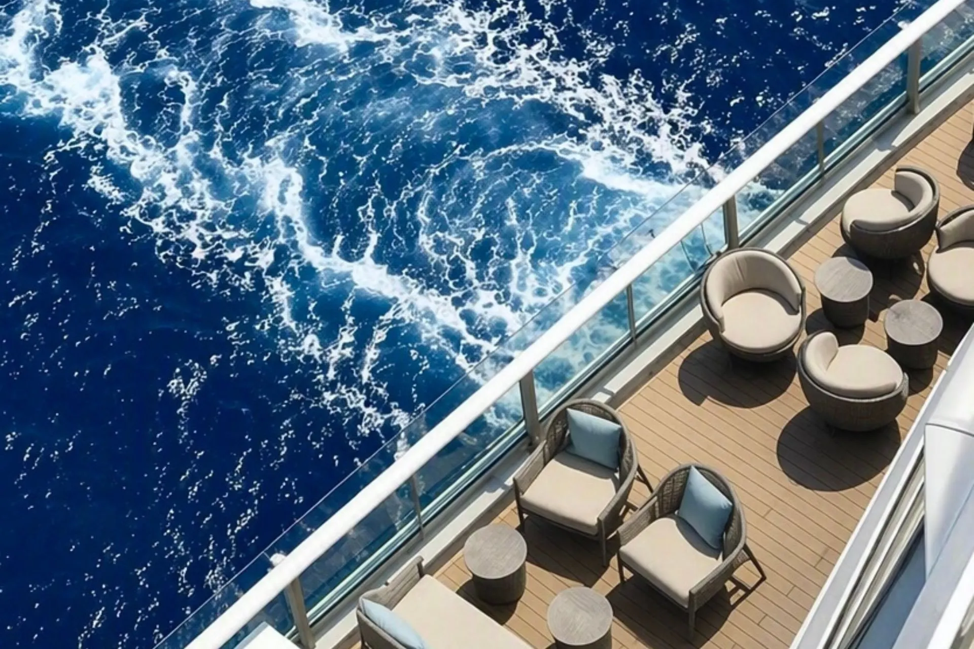 Rustig buitendek aan boord van de Mein Schiff Flow met comfortabele loungestoelen en panoramisch uitzicht op zee. Terwijl het schip over de Middellandse Zee vaart, kunnen gasten hier ontspannen, een drankje drinken of genieten van het uitzicht op het water. Deze sfeervolle plek laat goed zien hoe ontspanning centraal staat tijdens een cruise.