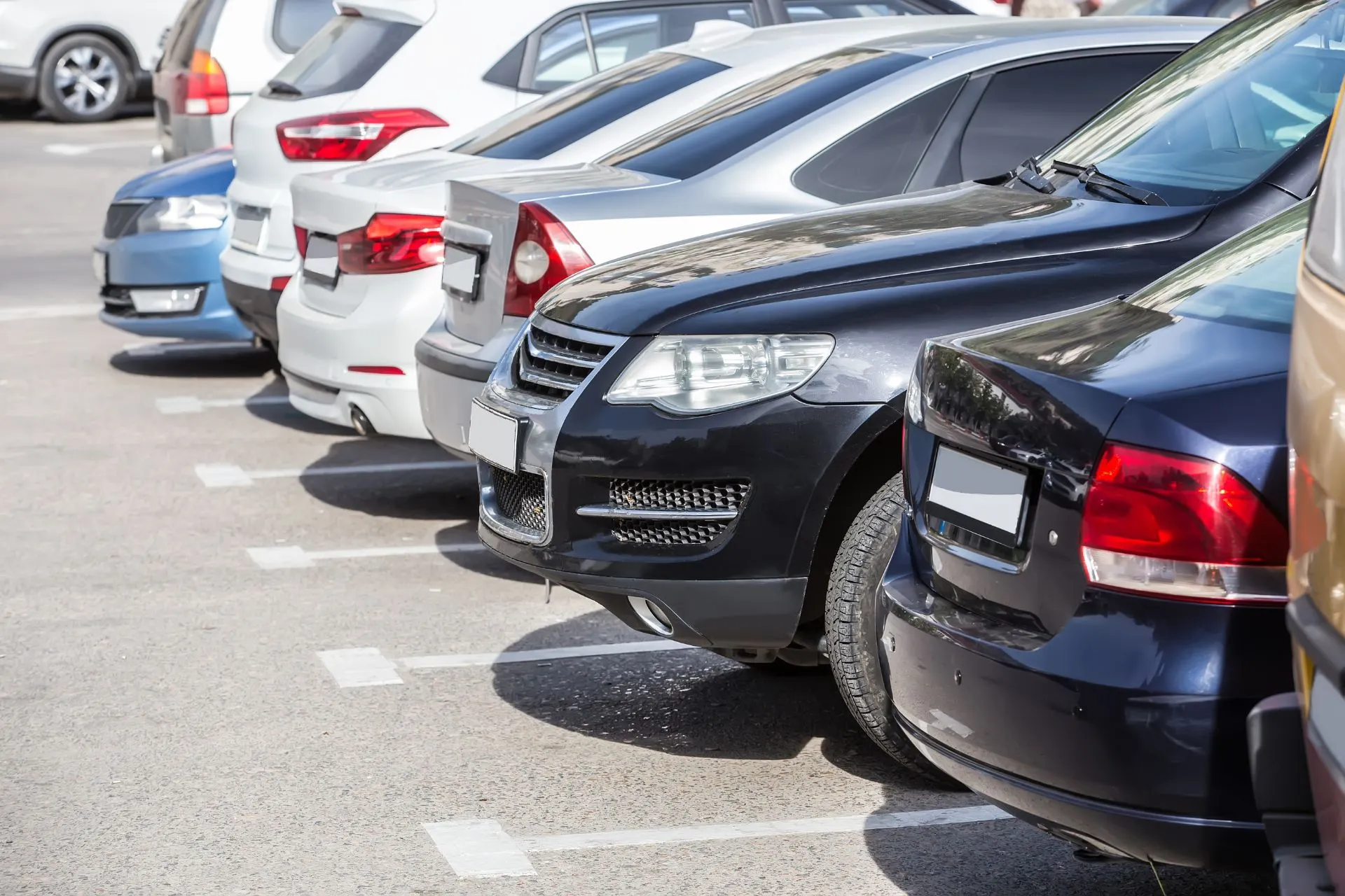Een parkeerplaats vol auto's bij de luchthaven Paderborn, waar reizigers hun auto veilig kunnen achterlaten voordat ze vertrekken. Parkeren bij Paderborn Airport is eenvoudig en biedt verschillende opties voor zowel kort als lang parkeren.