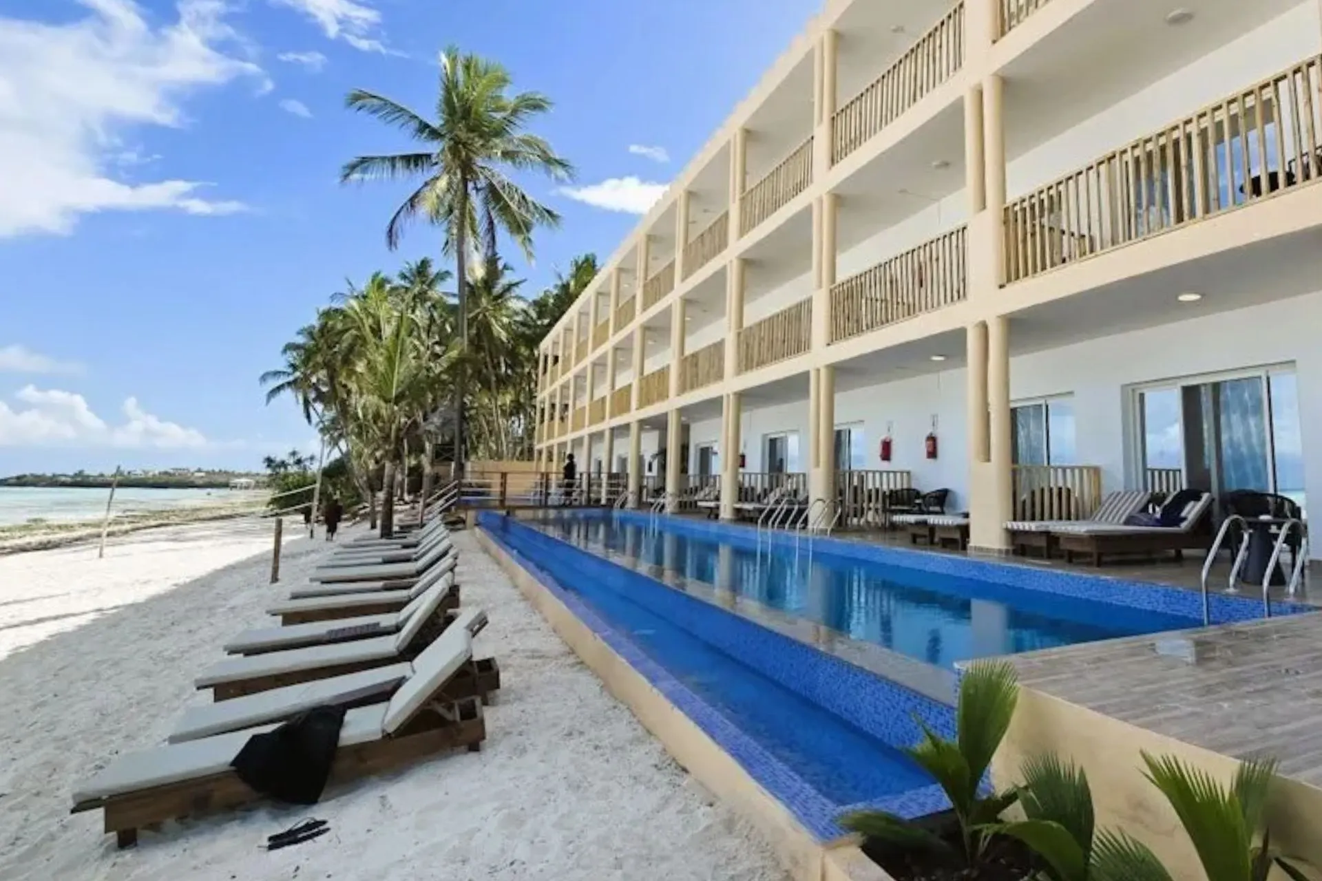 Reef & Beach Resort in Jambiani op Zanzibar met ruime swim-up kamers direct aan het zwembad. Langs het witte zandstrand staan comfortabele ligbedden tussen de palmbomen. Een sfeervol all-inclusive resort aan de oostkust van Zanzibar met uitzicht op de Indische Oceaan.