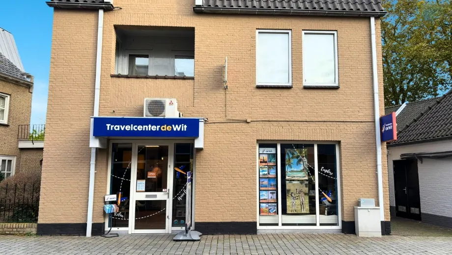 Vestiging Travelcenter de Wit in Rosmalen, gefotografeerd van de voorkant.