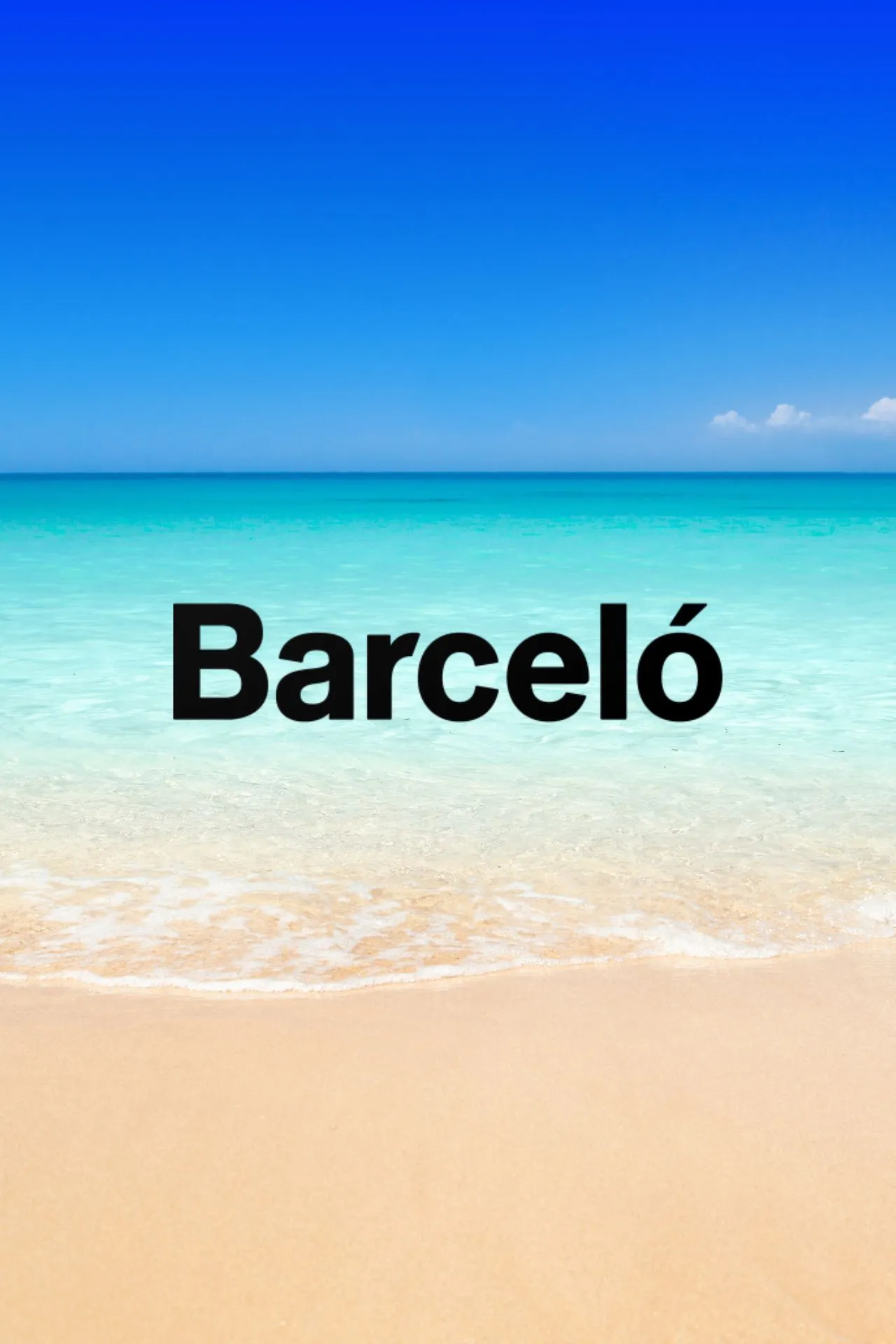 Het logo van Barceló Hotels, met het woord 'Barceló' in zwarte letters, staat tegen een tropische strandachtergrond met turquoise water en een blauwe lucht. Boek Barceló-hotels bij Travelcenter de Wit.