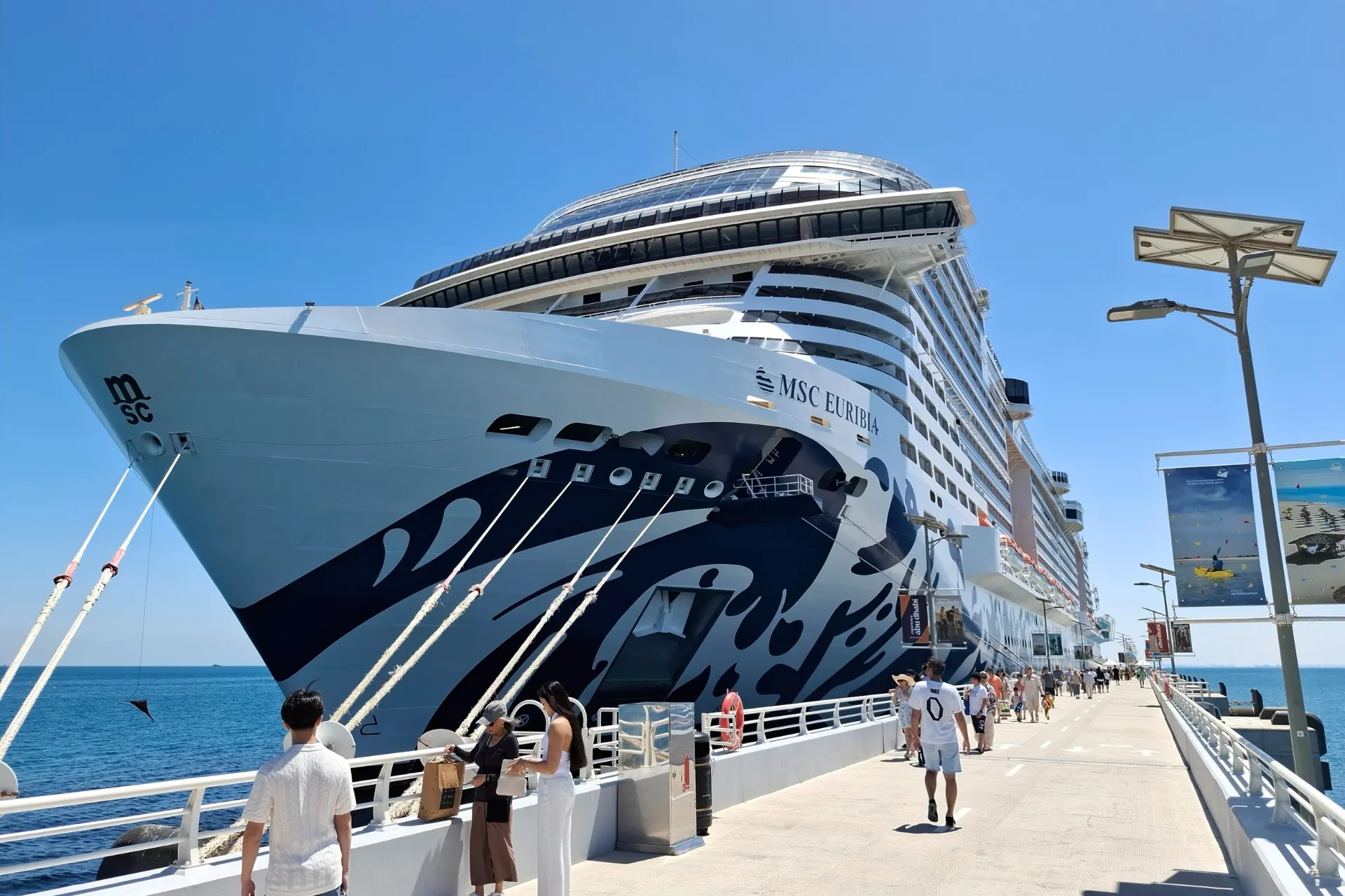 Het reusachtige schip MSC Euribia in Dubai, majestueus aangemeerd en klaar voor vertrek.