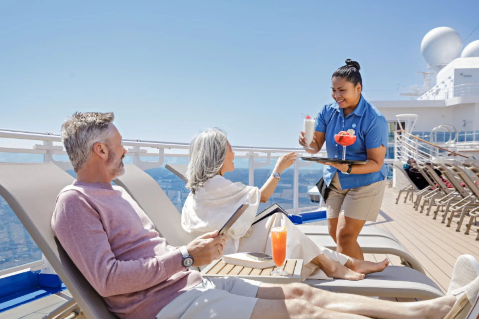Uitstekende service staat centraal bij Princess Cruises. Op het zonnedek word je persoonlijk verzorgd, zodat je zorgeloos kunt genieten van ontspanning, zeezicht en luxe faciliteiten.