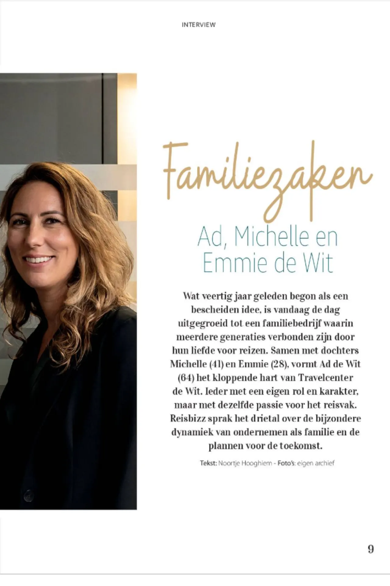 De afbeelding laat een pagina uit een interview zien over een familiebedrijf dat actief is in de reisbranche. De combinatie van portretfotografie en editorial vormgeving sluit aan bij onderwerpen als familiezaken, ondernemen in toerisme en passie voor het reisvak. De foto ondersteunt SEO-gerichte content over reisexperts, reisondernemen, familiebedrijven in Nederland en ontwikkeling binnen de travel industry. De rustige compositie en professionele uitstraling versterken het verhaal achter reizen, visie en toekomstplannen.