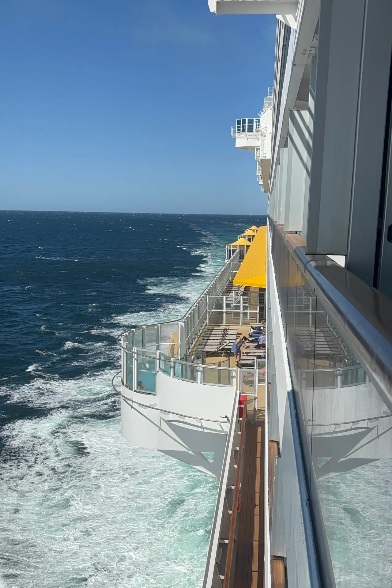 Uitzicht op zee vanaf de zijkant van de Costa Diadema, met helderblauw water tot aan de horizon.