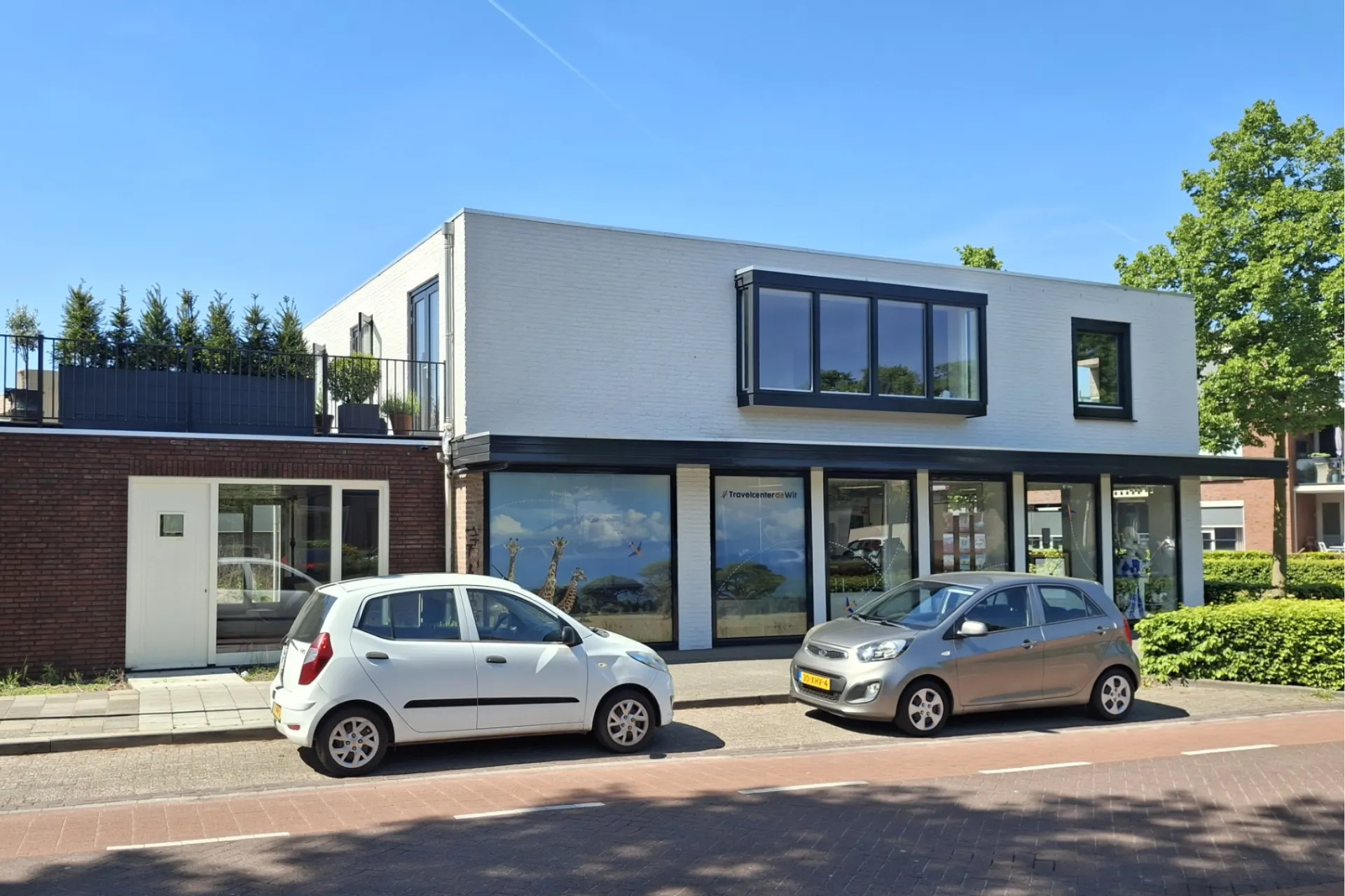 Parkeerplaatsen in de Schoonstraat in Heesch, direct bij Travelcenter de Wit.