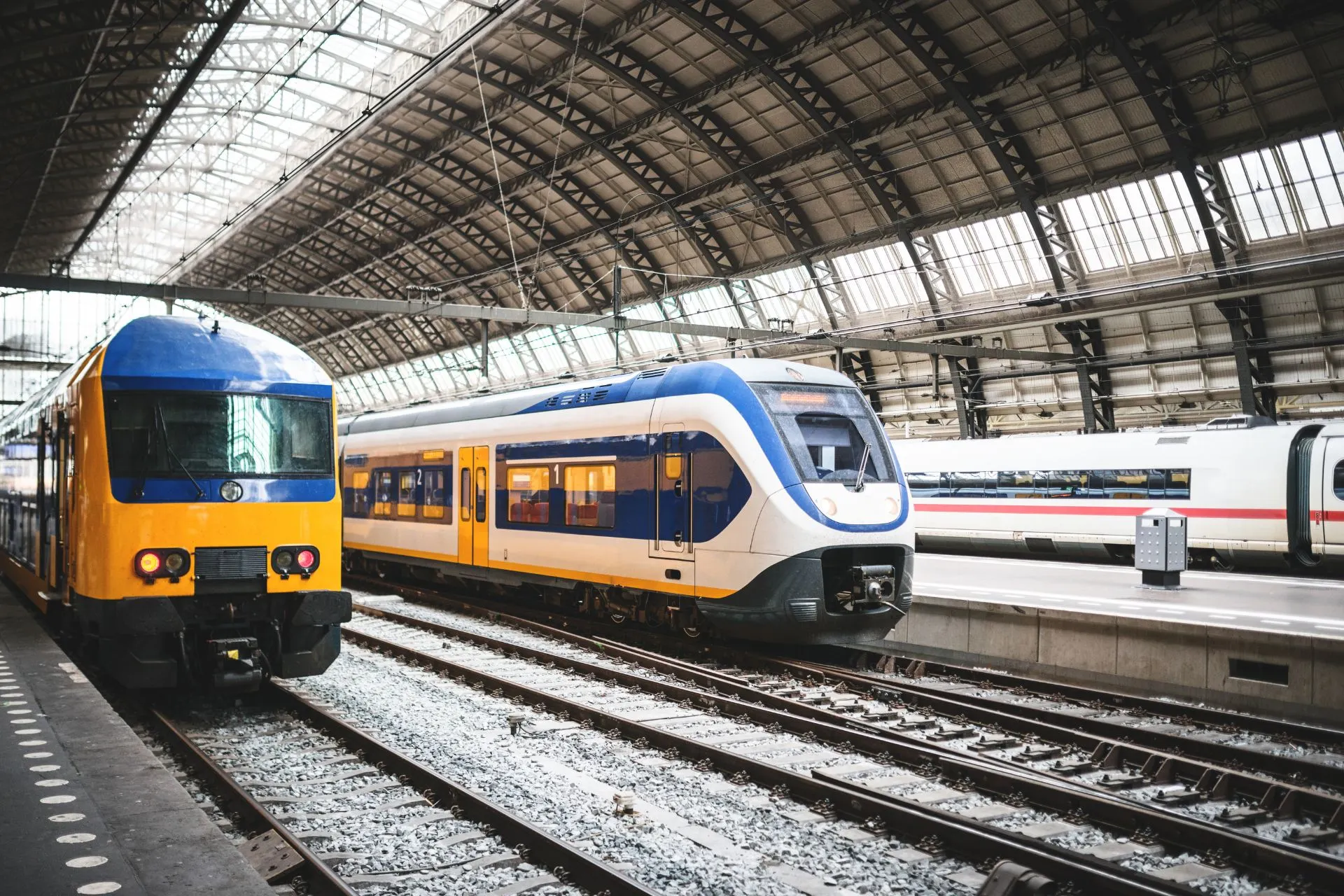 NS-treinen onderweg naar hun bestemming, perfect voor reizigers die vertrekken vanaf luchthaven Luik met een snelle en gemakkelijke verbinding.
