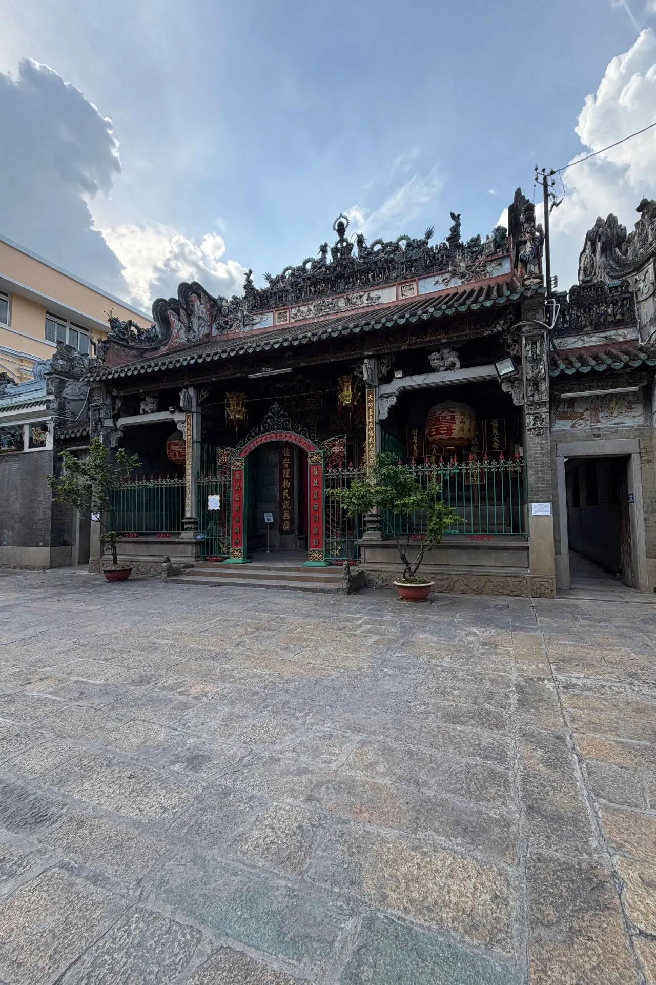 Traditionele Chinese tempel in Ho Chi Minhstad, Vietnam, met rijk versierde dakornamenten, kleurrijke details en historische architectuur. Deze bijzondere religieuze plek laat de Chinese invloeden in de stad zien en biedt een kijkje in het culturele erfgoed van Zuid-Vietnam.