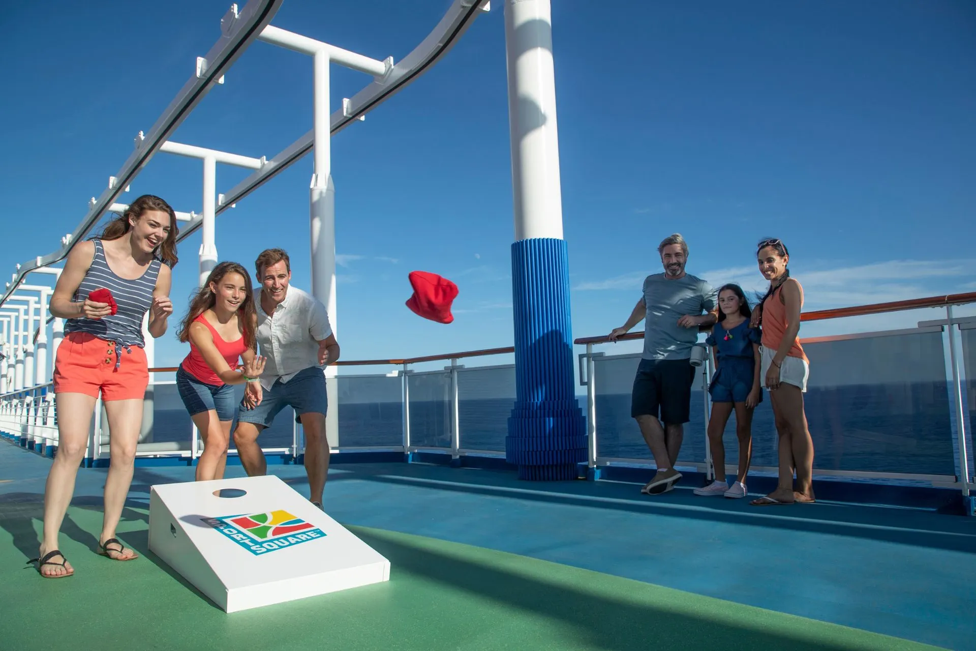 Gezinnen en vriendengroepen genieten van spel en entertainment op het buitendek van een Carnival Cruises fun ship, bekend om de informele en feestelijke sfeer aan boord.
