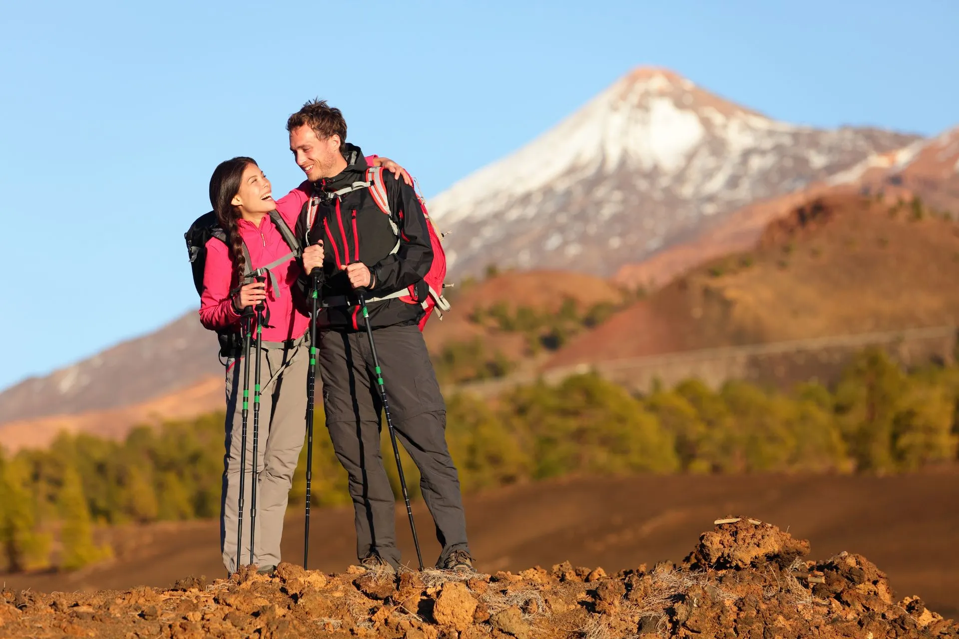 Wandelaars op de vulkanische landschappen van El Teide – populaire activiteit tijdens een actieve Tenerife vakantie in de natuur.