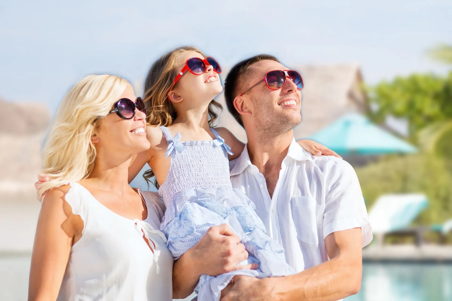 Gezin geniet van een ontspannen moment bij een luxe zwembad in een zonnige vakantiebestemming. Deze kindvriendelijke all-inclusive accommodatie biedt volop comfort en plezier voor het hele gezin. Perfect voor een zorgeloze vakantie met activiteiten voor kinderen en ontspanning voor volwassenen. Ideaal voor wie op zoek is naar een complete ervaring met zon, waterpret en gemak.