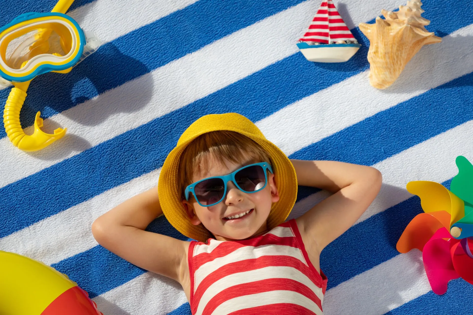 Kind geniet van een zonnige stranddag tijdens een all-inclusive familievakantie – ideaal voor wie vroeg boekt voor zomer 2026 en wil besparen op een goedkope zomervakantie.