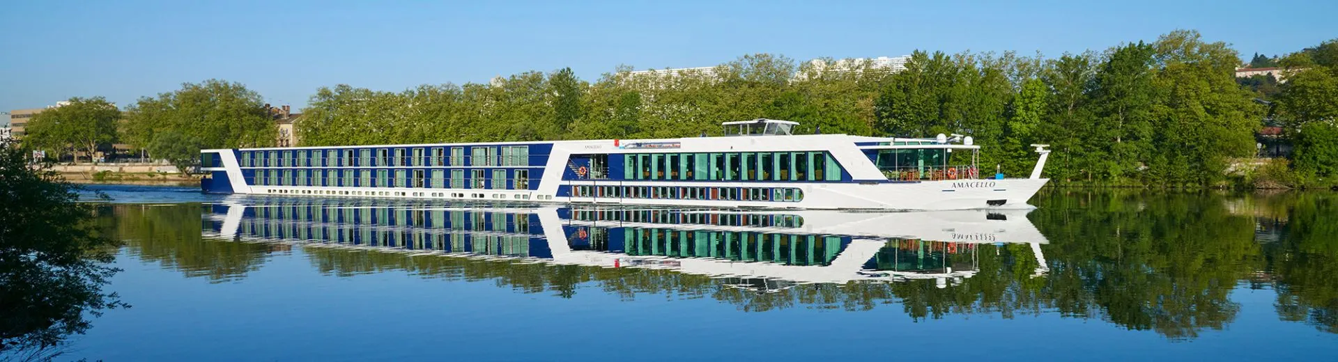 Modern AmaWaterways rivierschip varend door Europa, een comfortabele AmaWaterways riviercruise met focus op luxe en ontspannen reizen over de Rijn.
